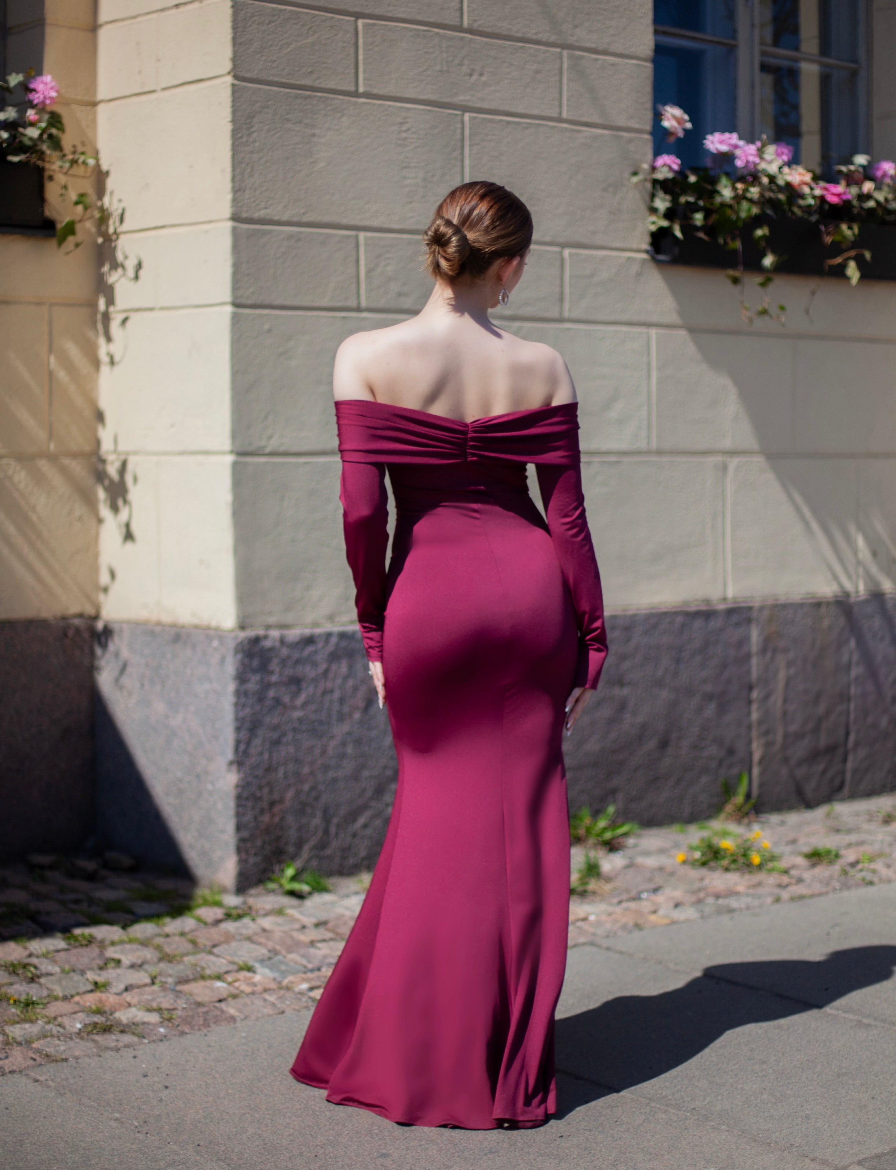 Punainen hihallinen iltapuku, off shoulder, takaa.