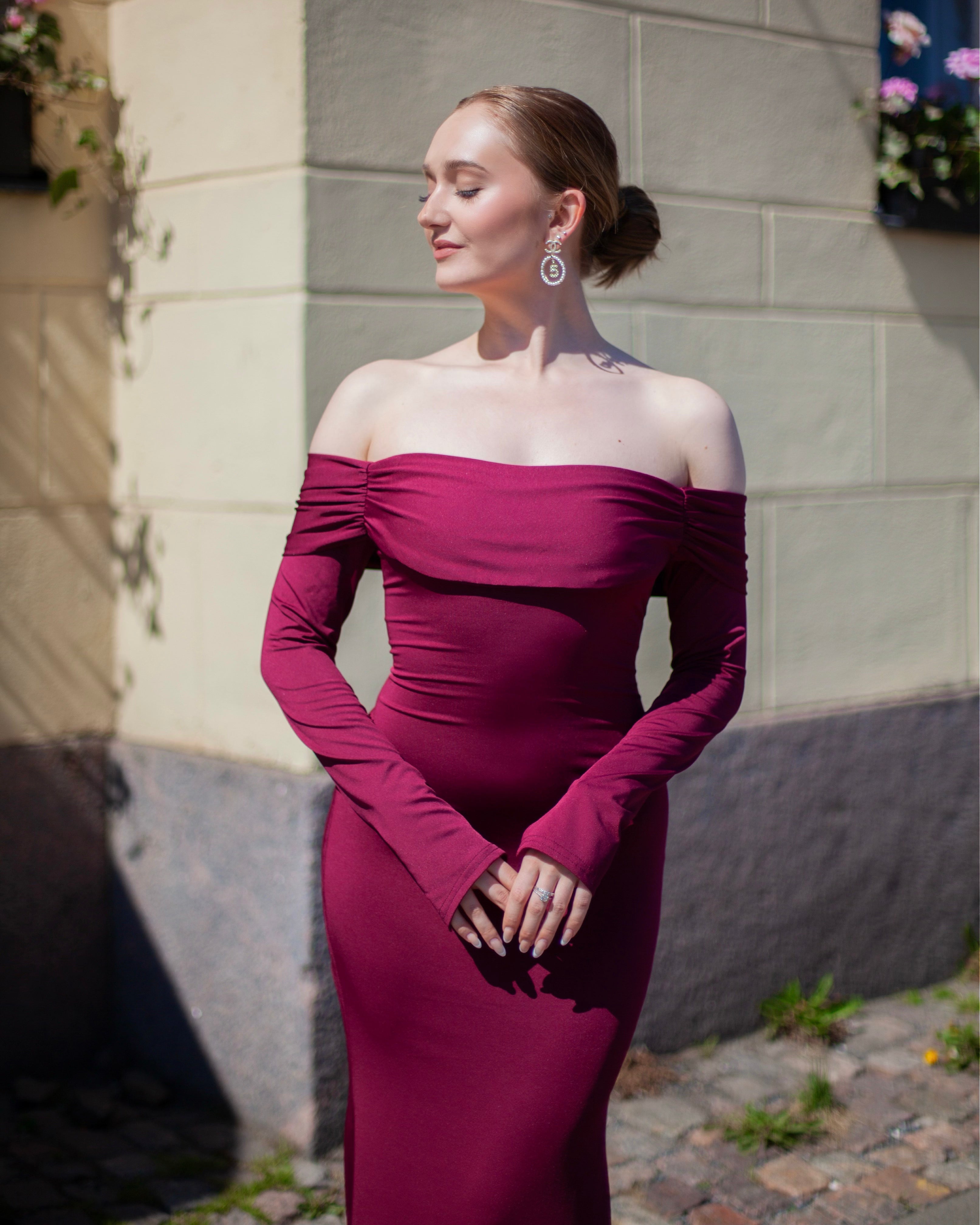 Punainen hihallinen iltapuku, off shoulder.