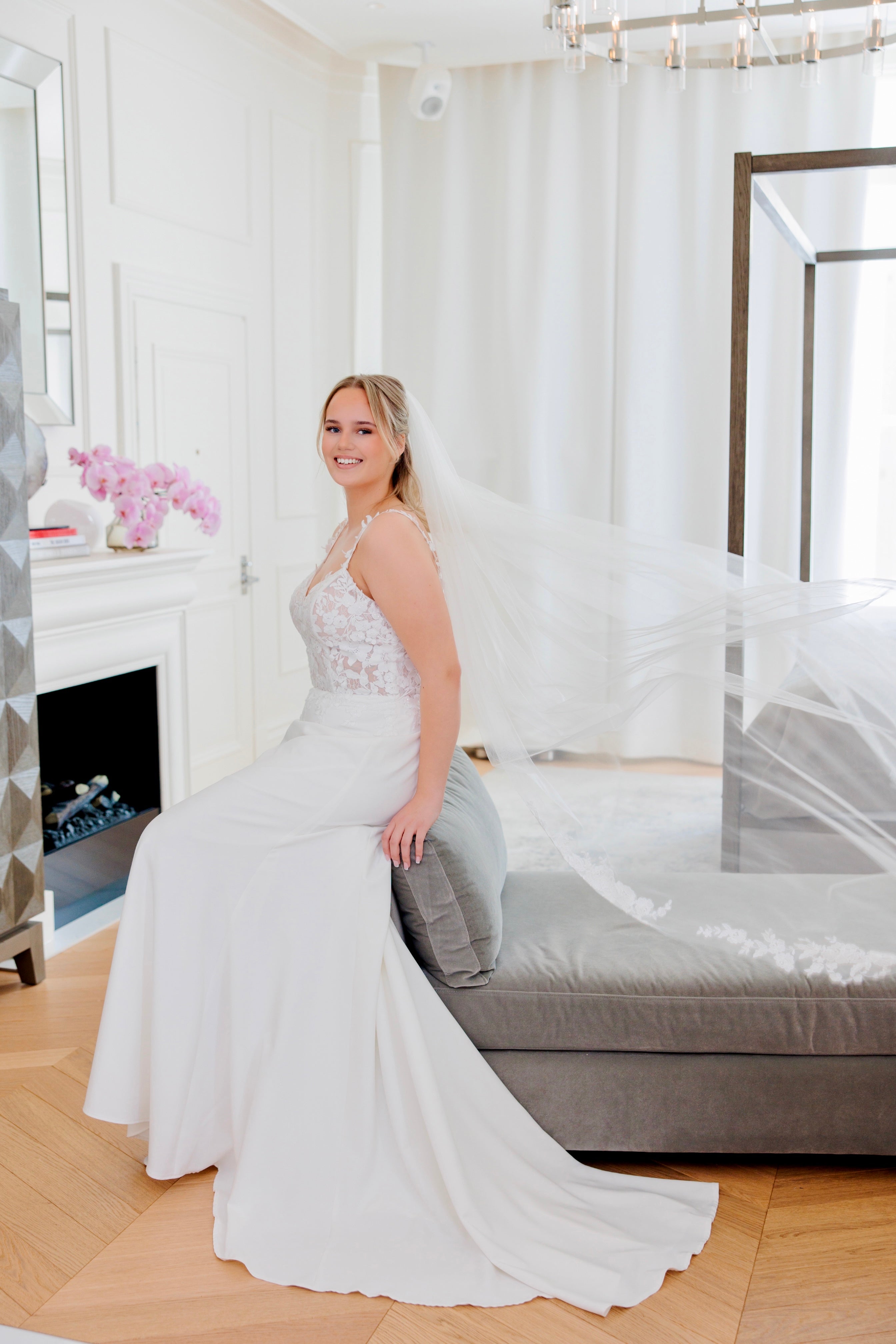 Tyköistuva häämekko pitsiyksityiskohdilla, takaa.