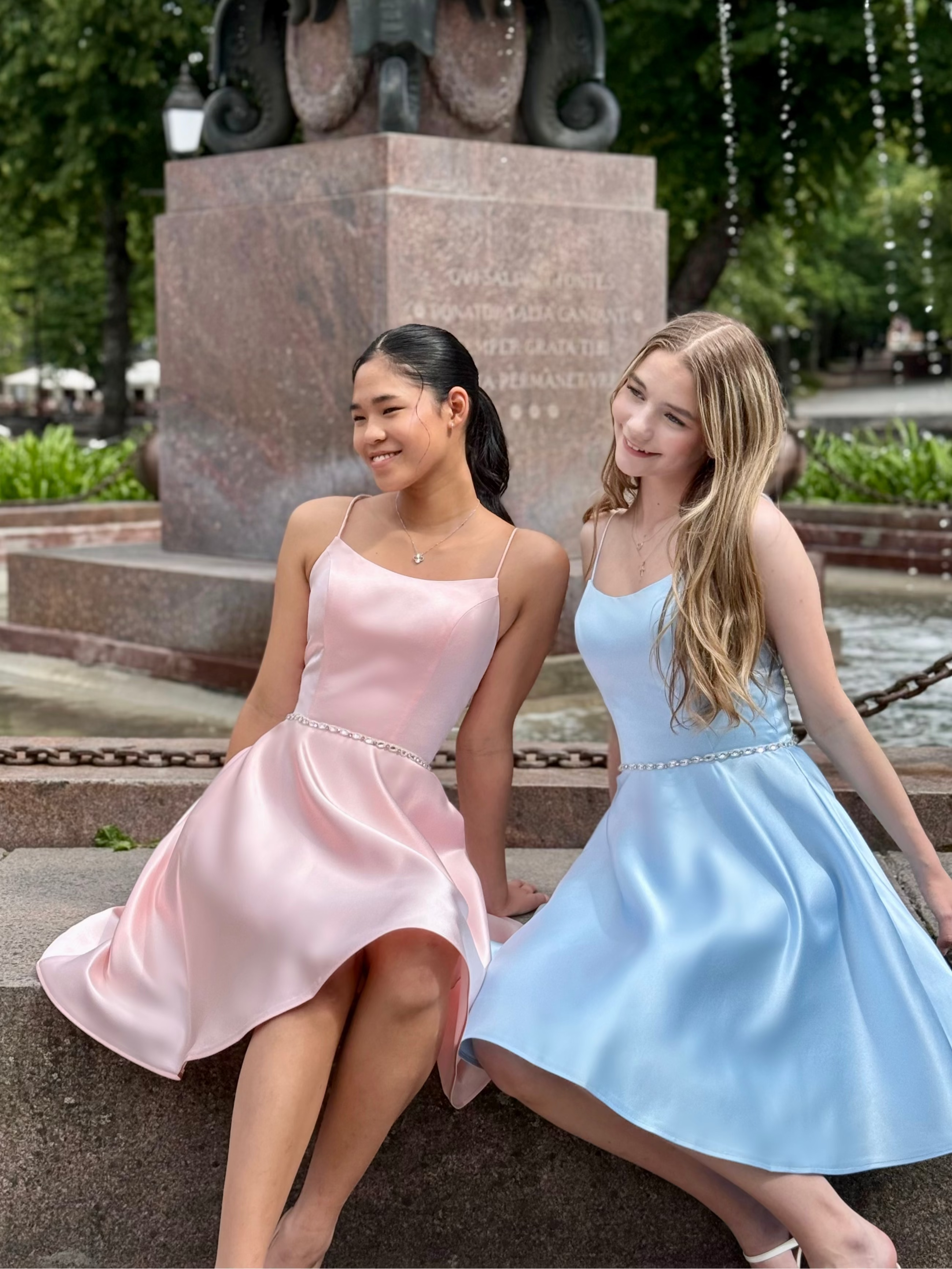 vaaleanpunainen satiinijuhlamekko nyörityksellä. yhteiskuva.