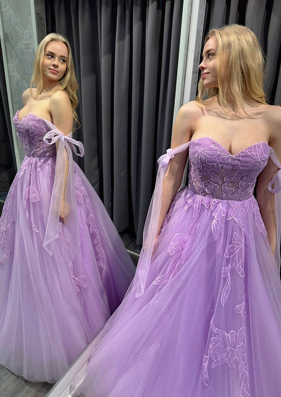 Laventelin vanhojentanssimekko off shoulder -olkaimilla, pitsiyläosalla ja tyllihelmalla.