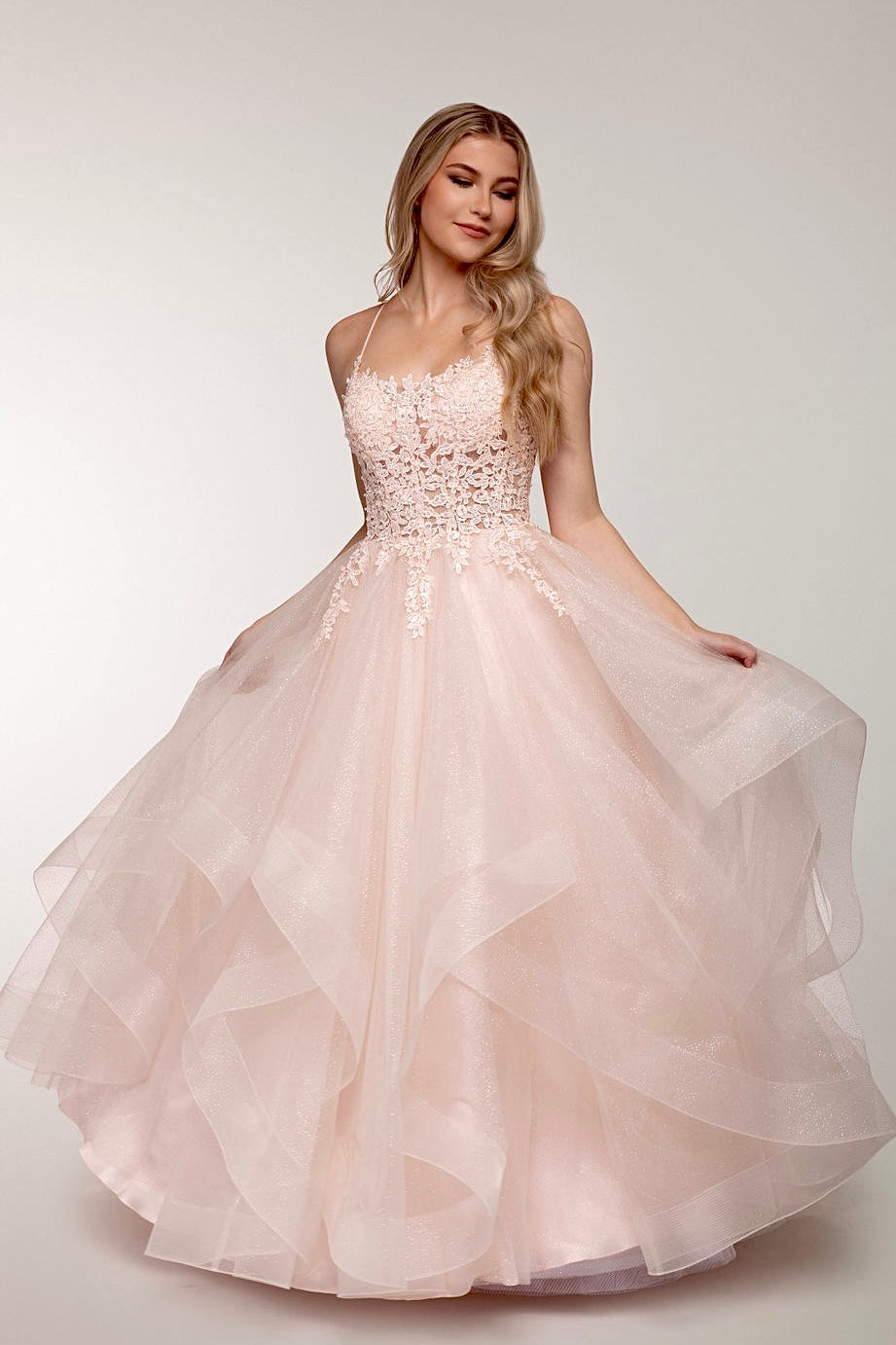 Vaaleanpunainen vanhojentanssimekko, röyhelöhelma, kimallus ja pitsikoristeinen yläosa, edestä.