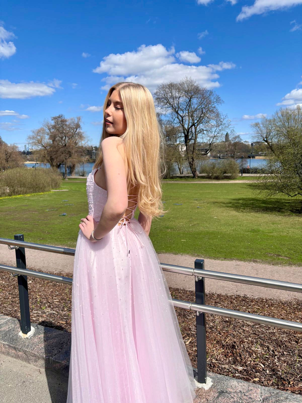 Olkaimeton vaaleanpunainen vanhojentanssimekko, takaa.