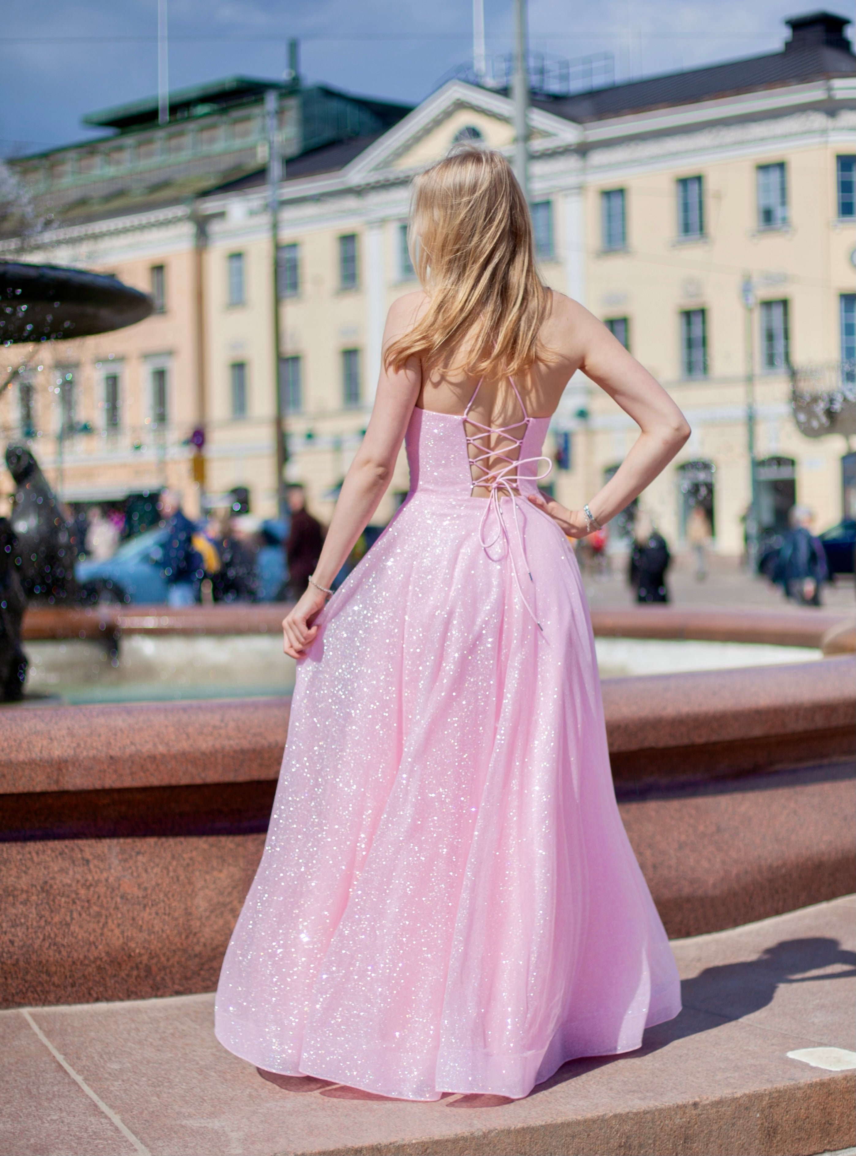 vaaleanpunainen vanhojentanssimekko kimaltava, takaata.