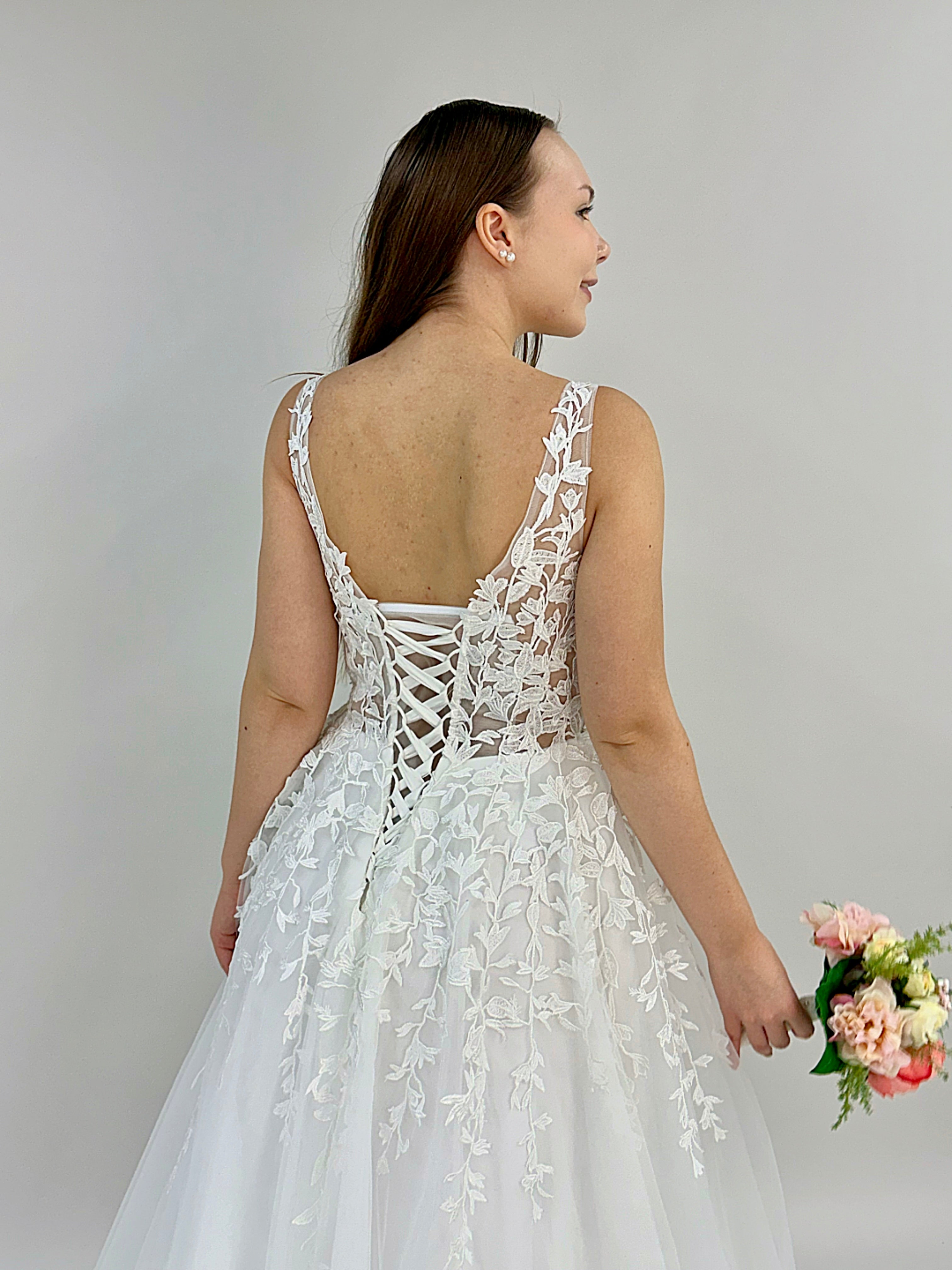 A-linjainen häämekko tyllistä, pitsiyläosalla, takaa.
