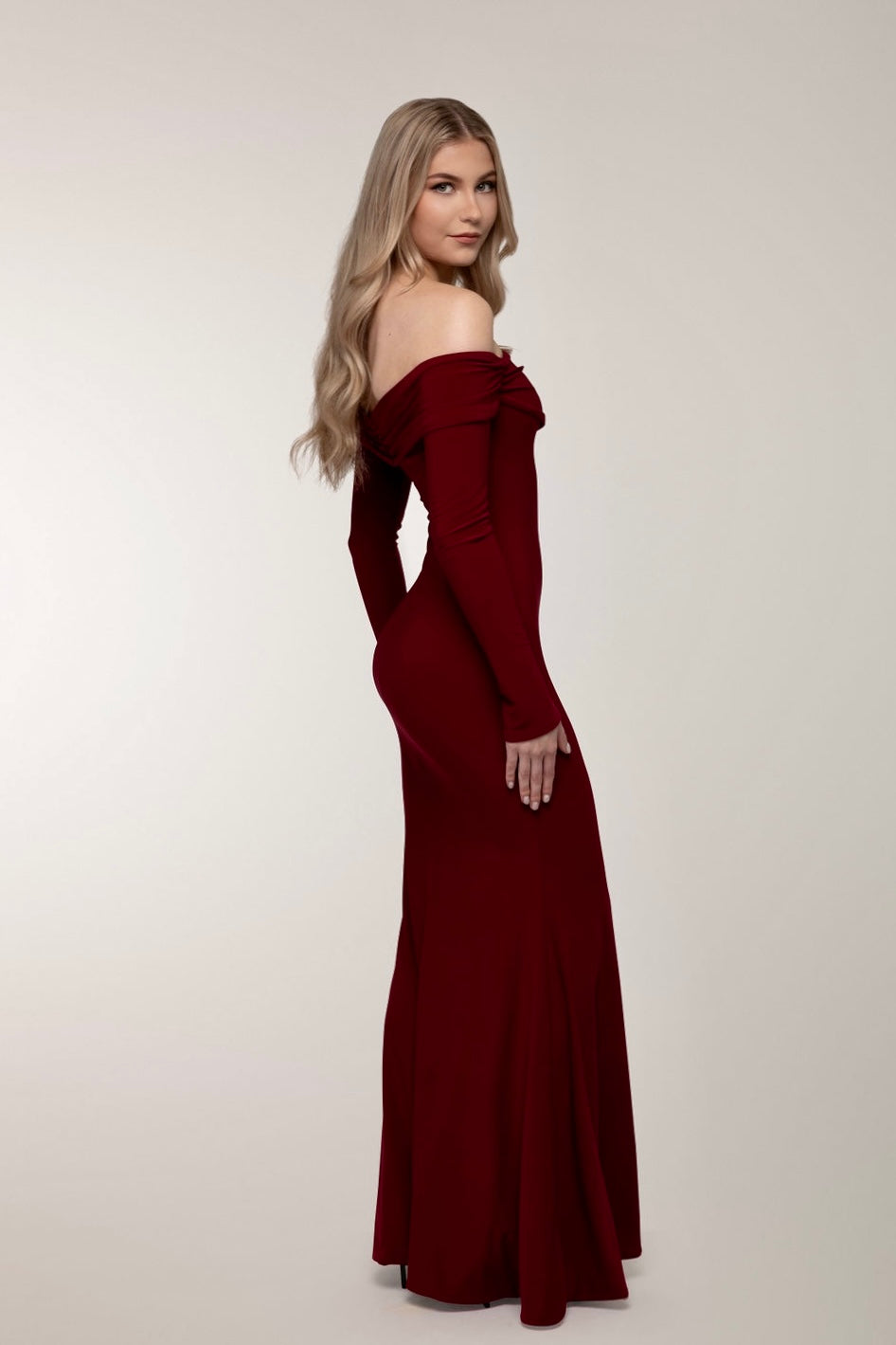 Punainen hihallinen iltapuku, off shoulder.