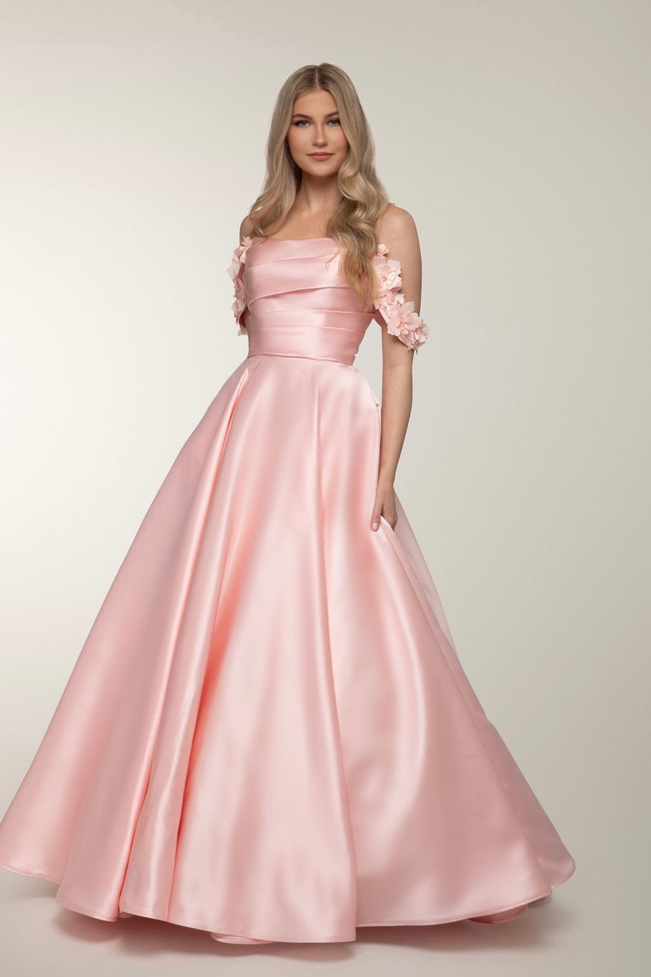 Vaaleanpunainen satiininen vanhojentanssimekko off-shoulder-mallilla.