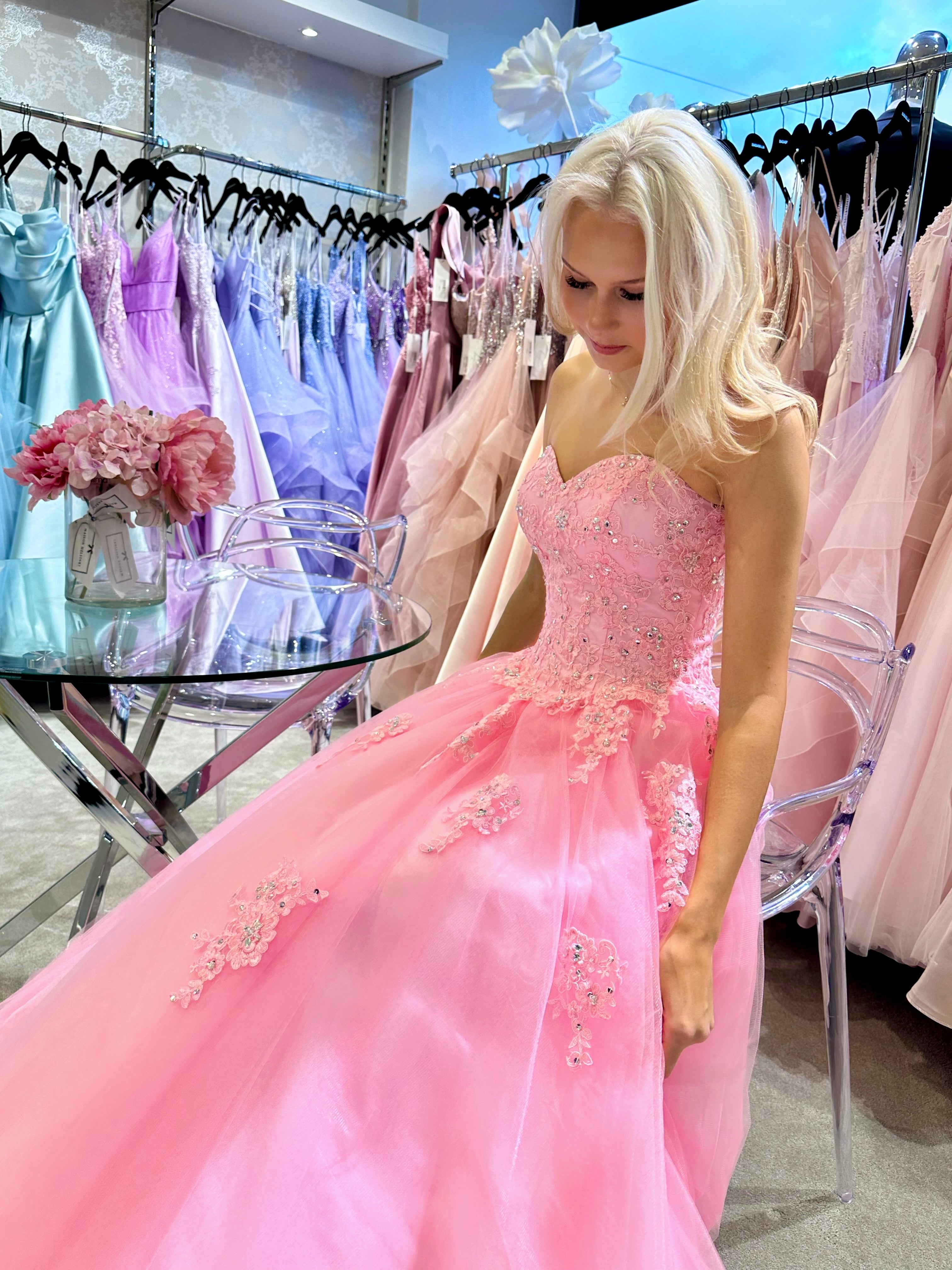 olkaimeton pinkki vanhojentassimekko, lähikuva.