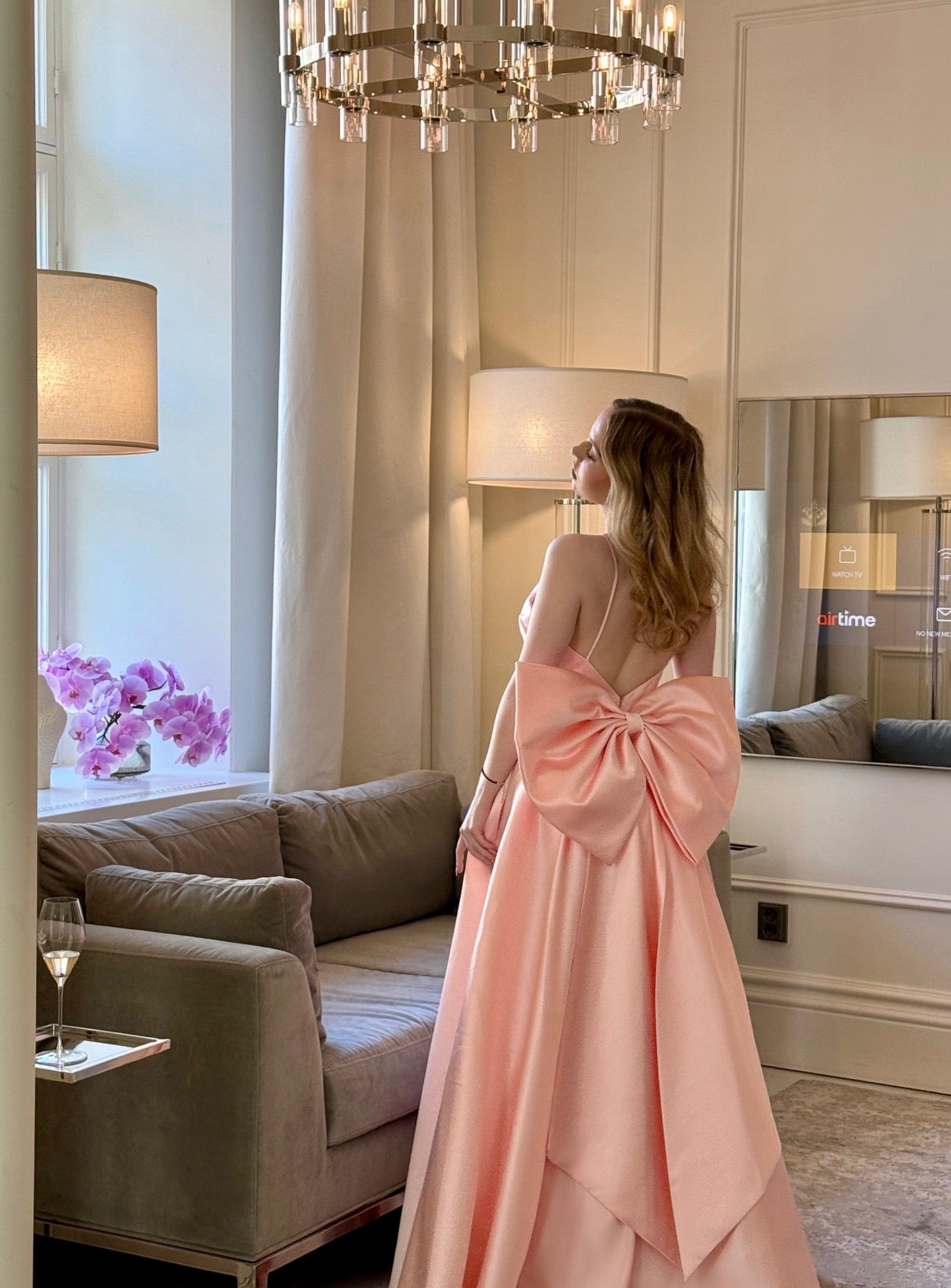 Vaaleanpunainen vanhojentanssimekko isolla rusetilla, takakuva.