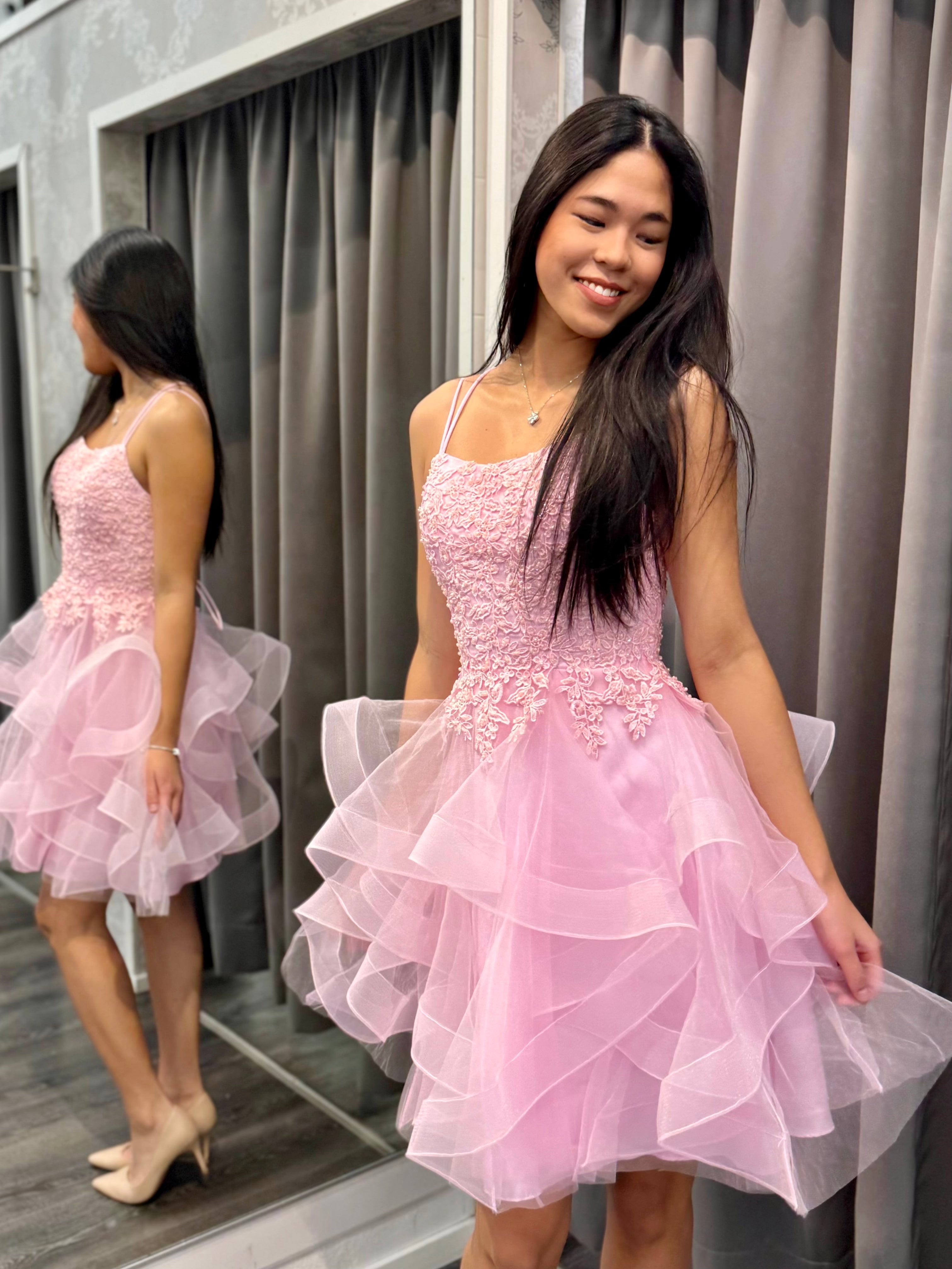 vaaleanpunainen juhlamekko.