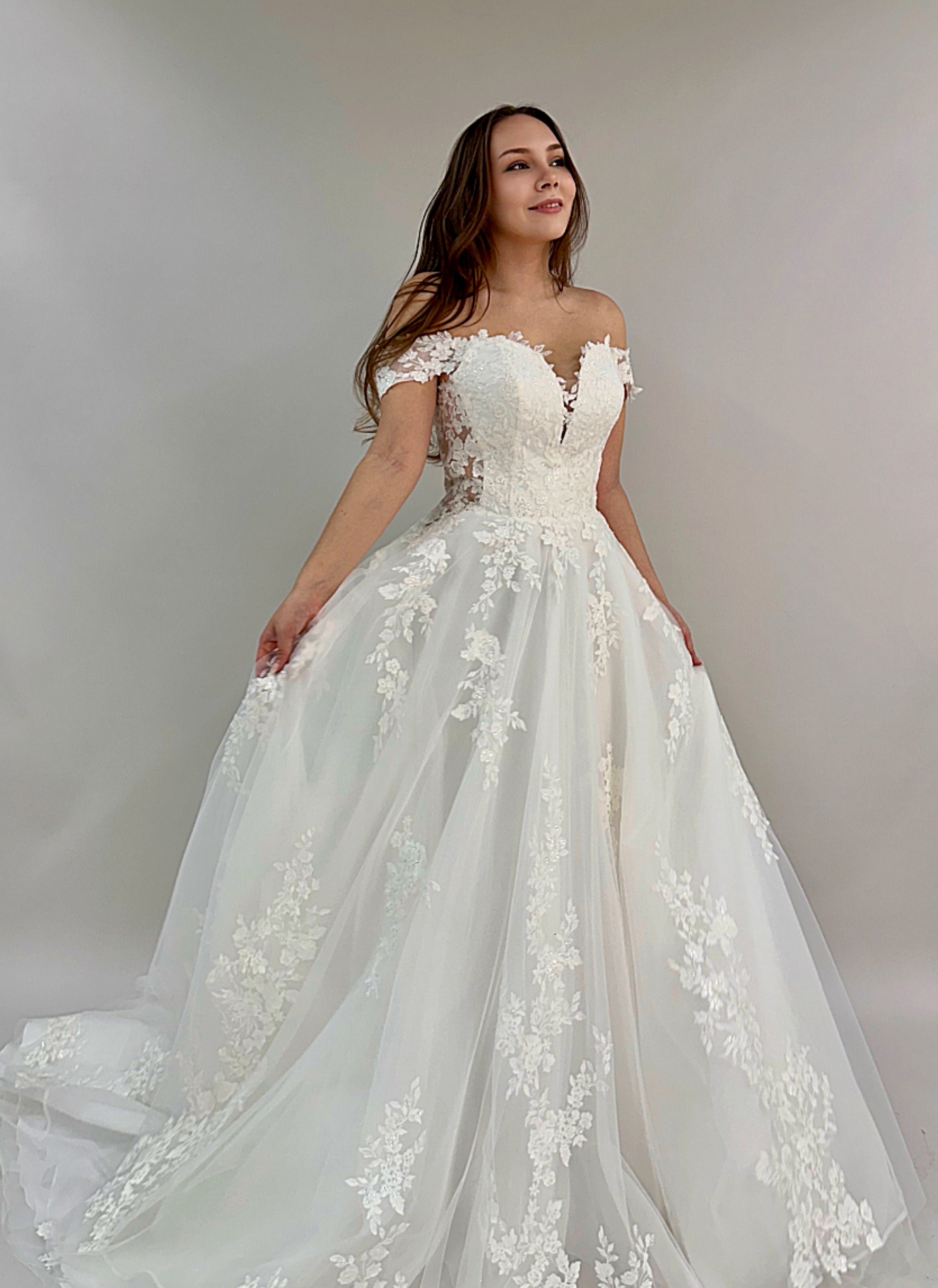 Häämekko pitsiyläosalla ja tyllilaahuksella, romanttinen ja juhlava, elegantti, edestä.