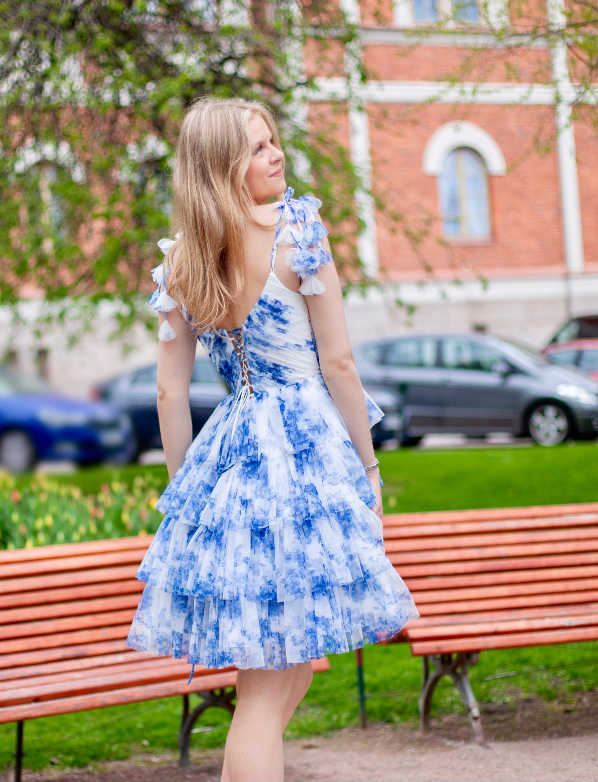 sinivalkoinen juhlamekko tyylikkäällä designilla.