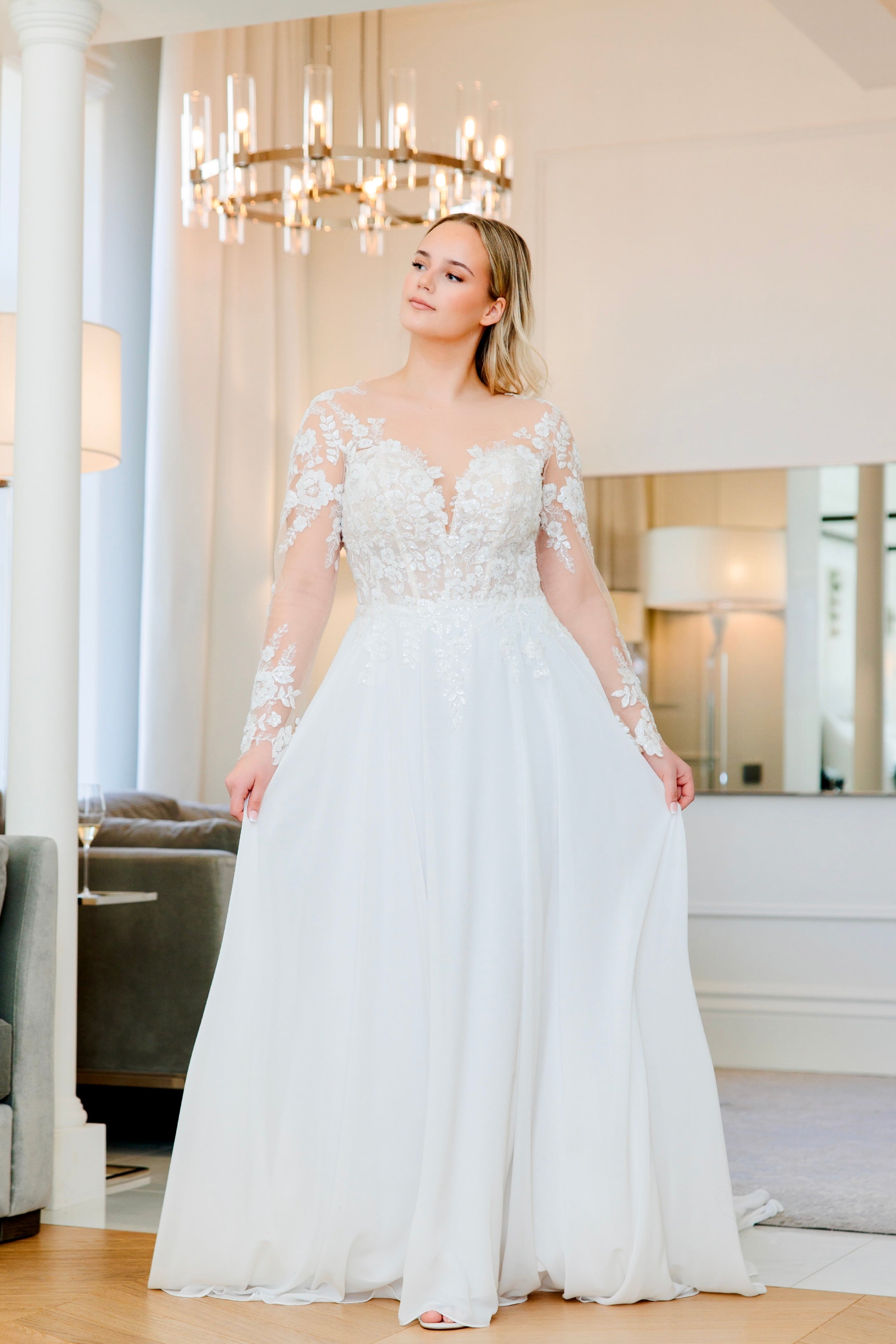 Häämekko pitsihihoilla, sifonkihelmalla ja kauniilla laahuksella, edestä.