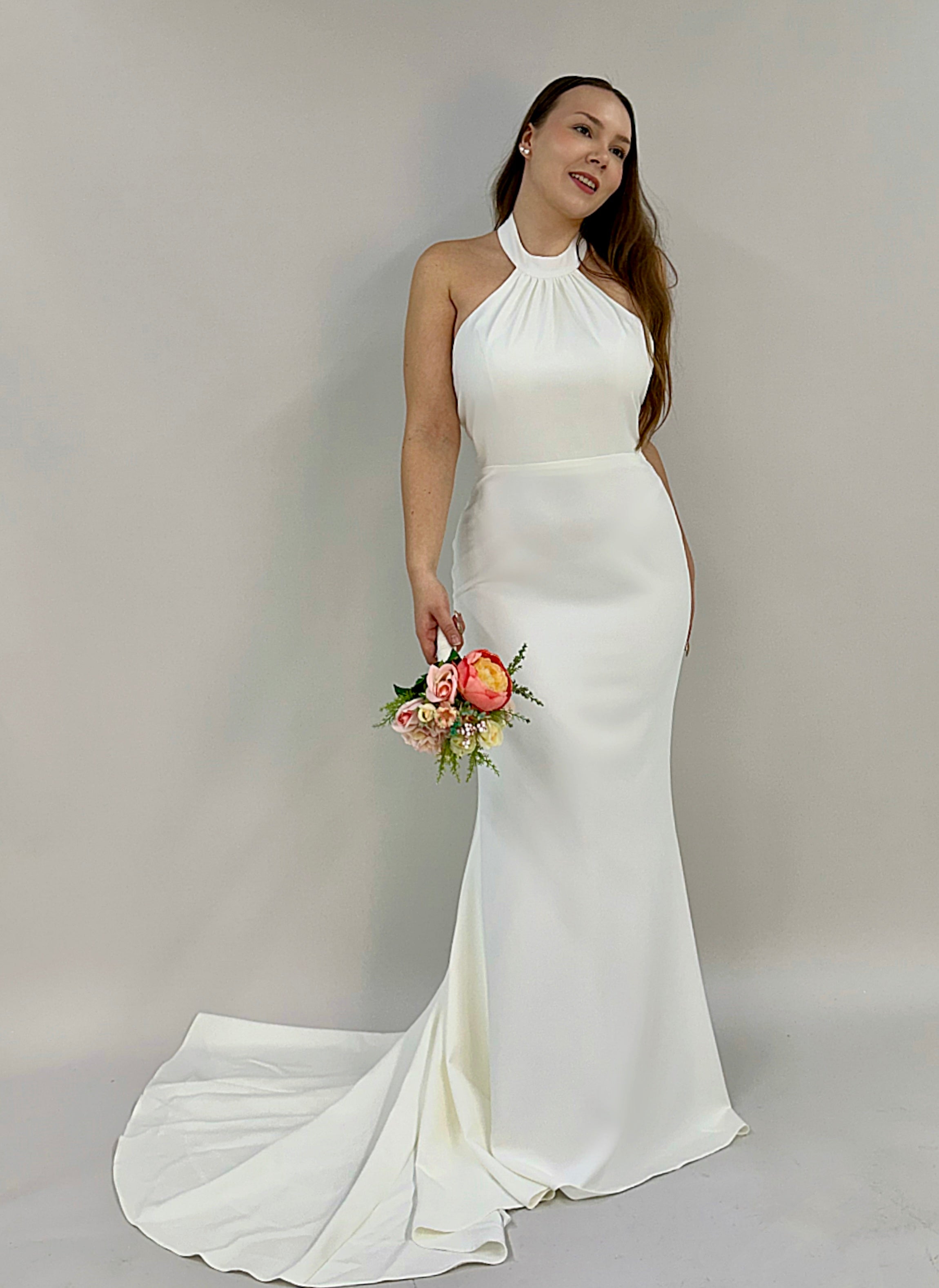 Tyköistuva häämekko pelkistetty.