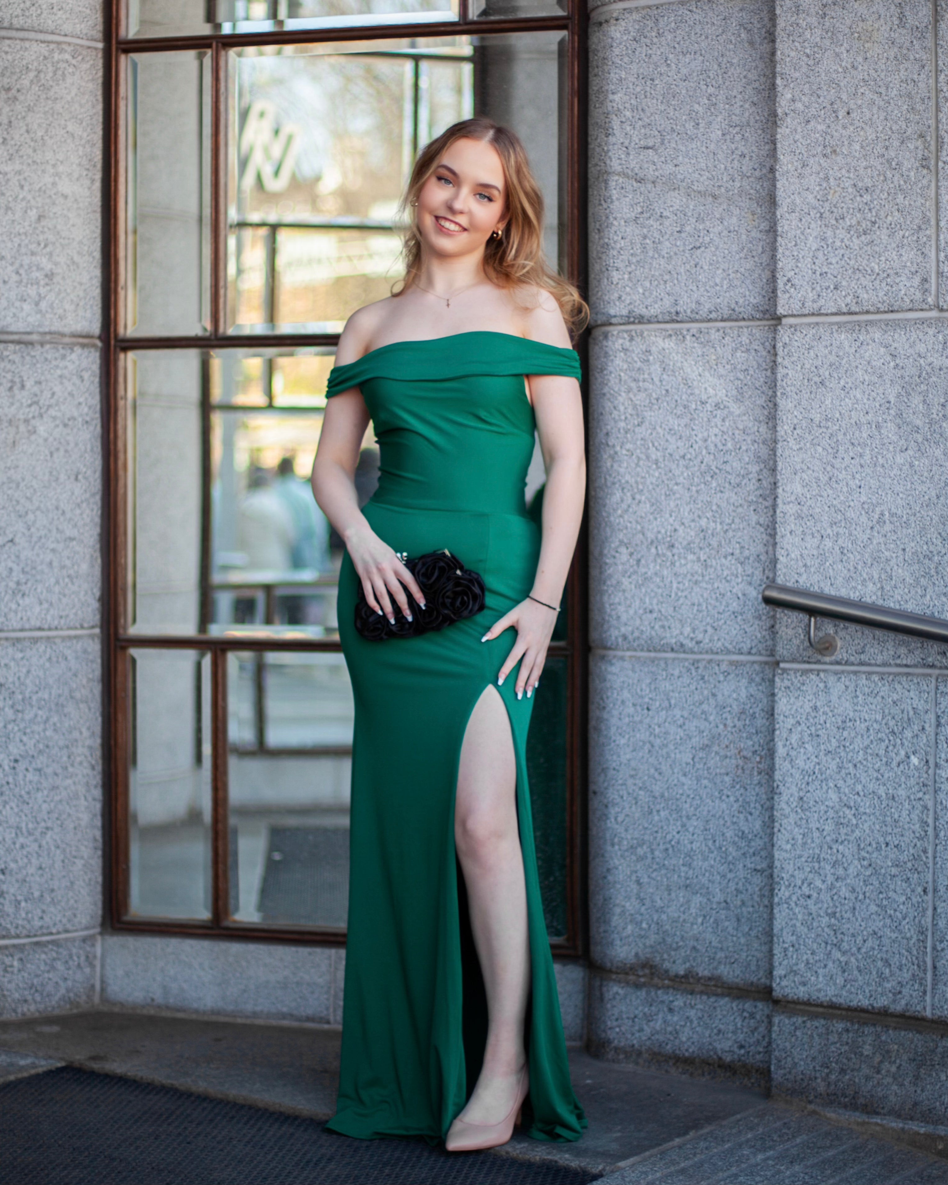 Vihreä off shoulder -iltapuku kauniisti laskeutuvalla helmalla, edestä.