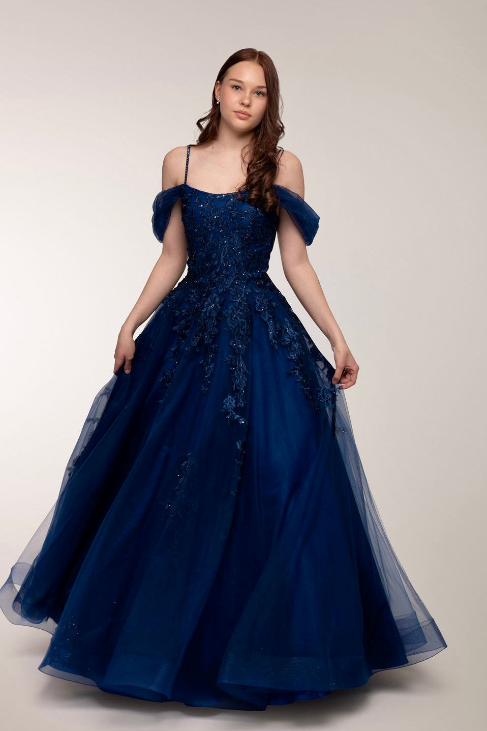 Tummansininen vanhojentanssimekko off shoulder -olkaimilla ja tyllihelmalla, edestä.