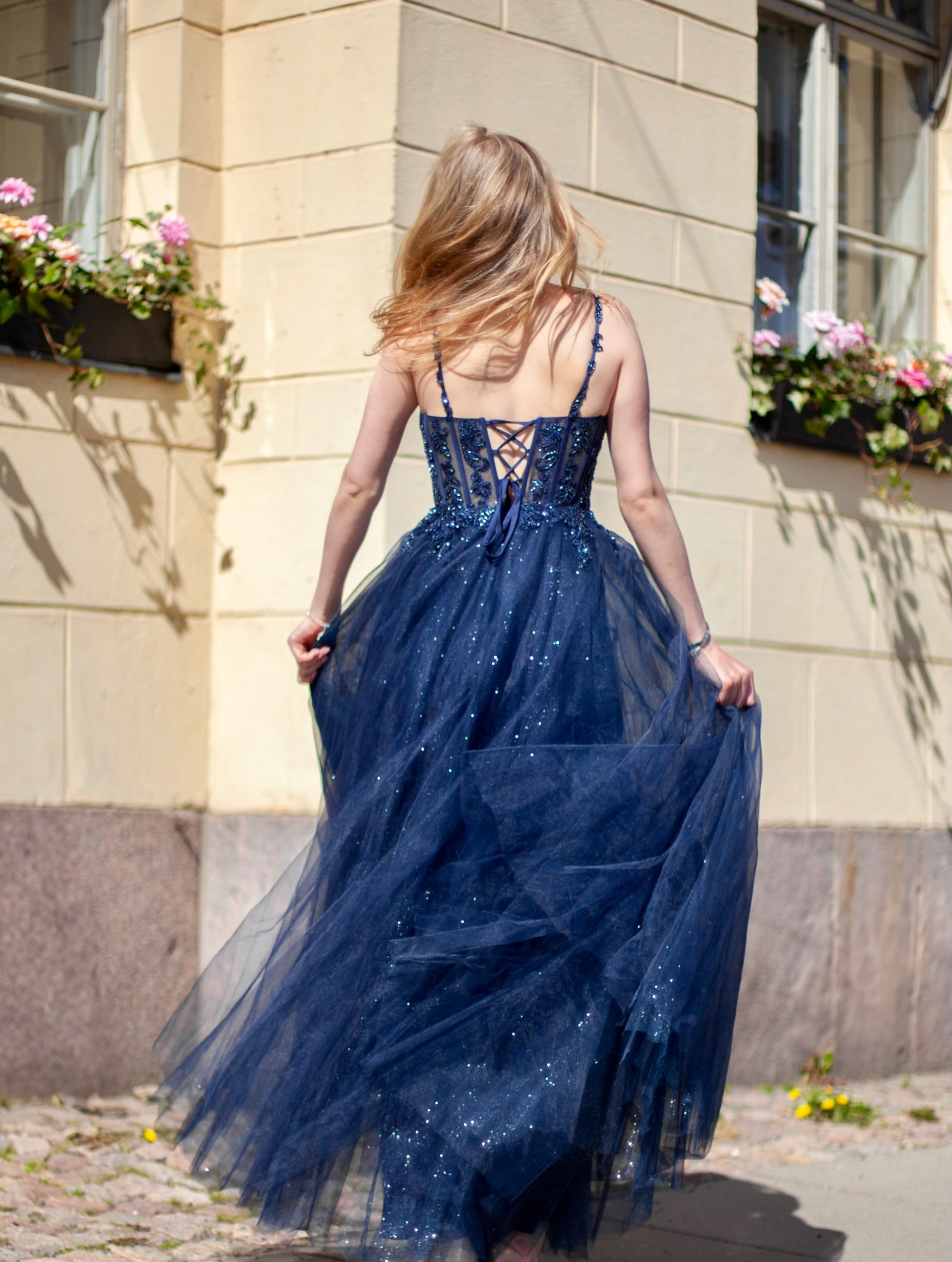 Kimaltava tummansininen vanhojentanssimekko, korsettiyläosa, takaa.