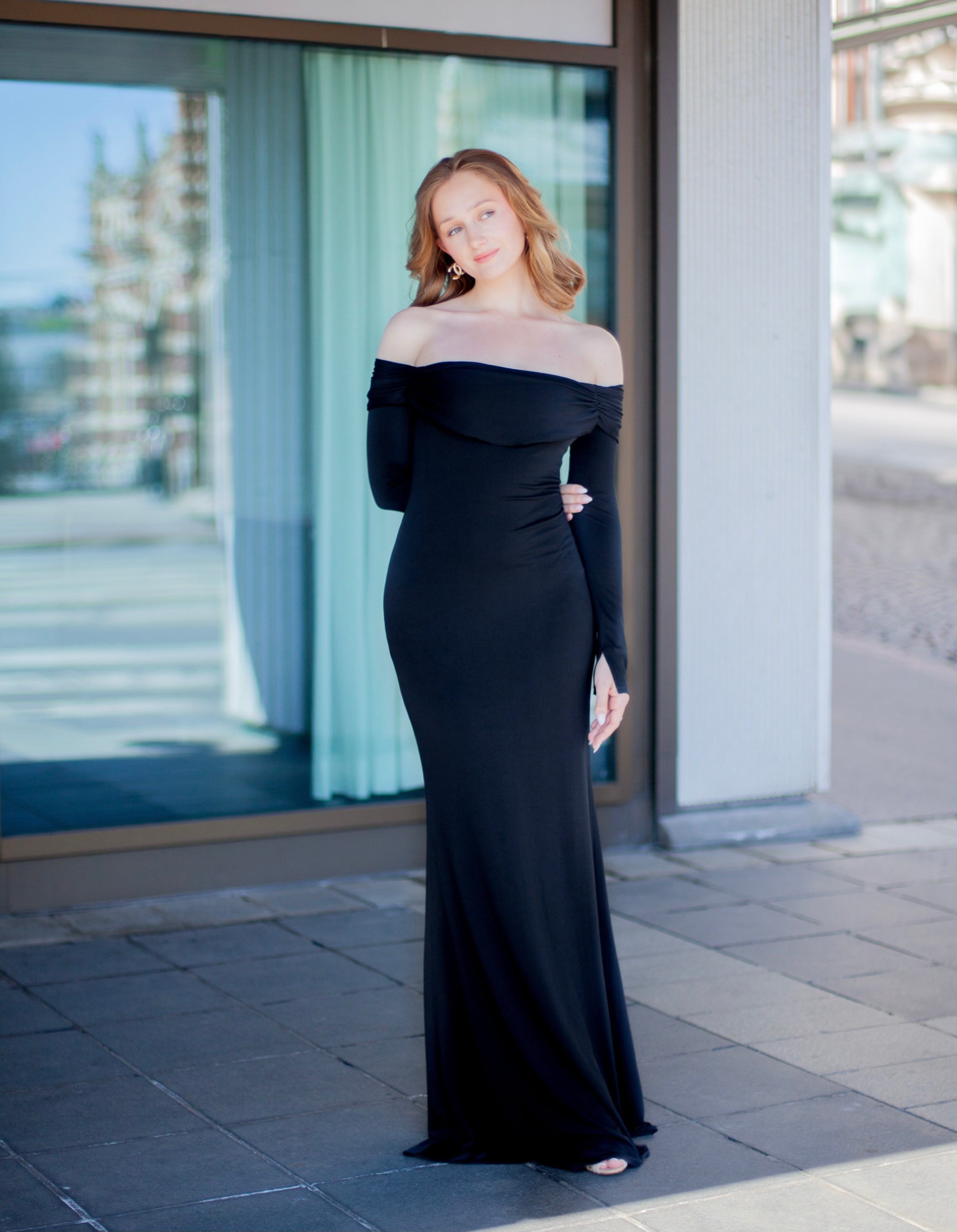 hihallinen iltapuku, off shoulder.edestä.