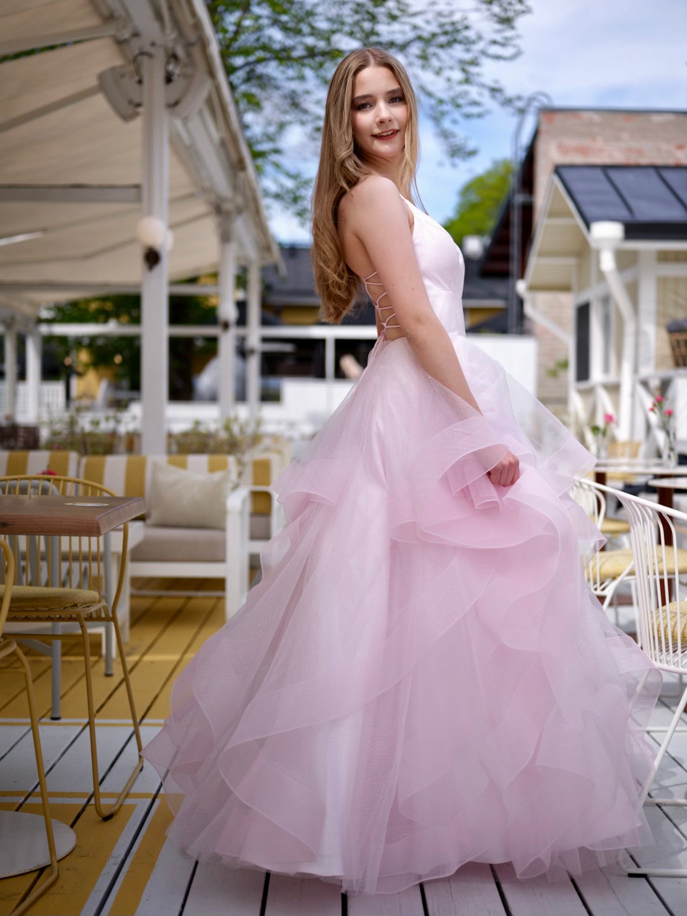 Pinkki röyhelöhelmainen vanhojentanssimekko, sivusta.