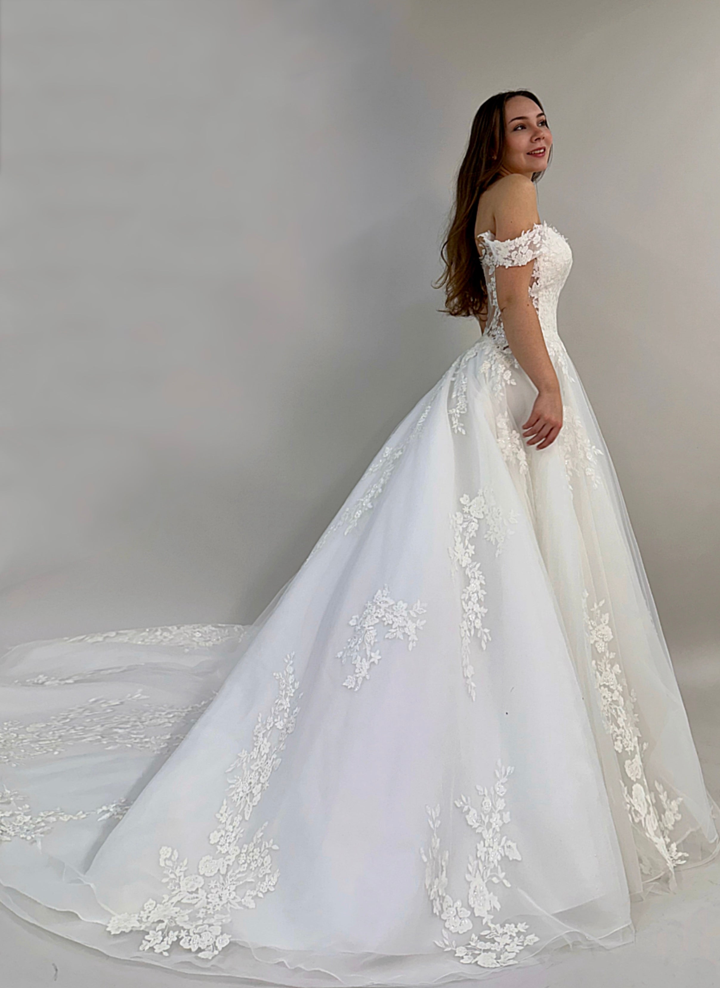 Häämekko pitsiyläosalla ja tyllilaahuksella, romanttinen ja juhlava, elegantti, sivusta.