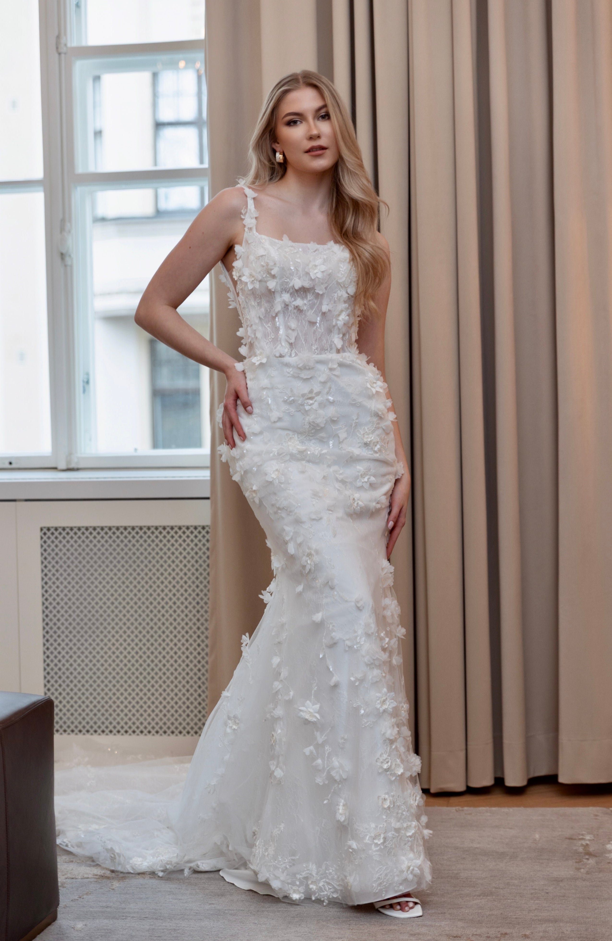 Häämekko Pinja pitsiyläosalla ja kevyesti laskeutuvalla helmalla.