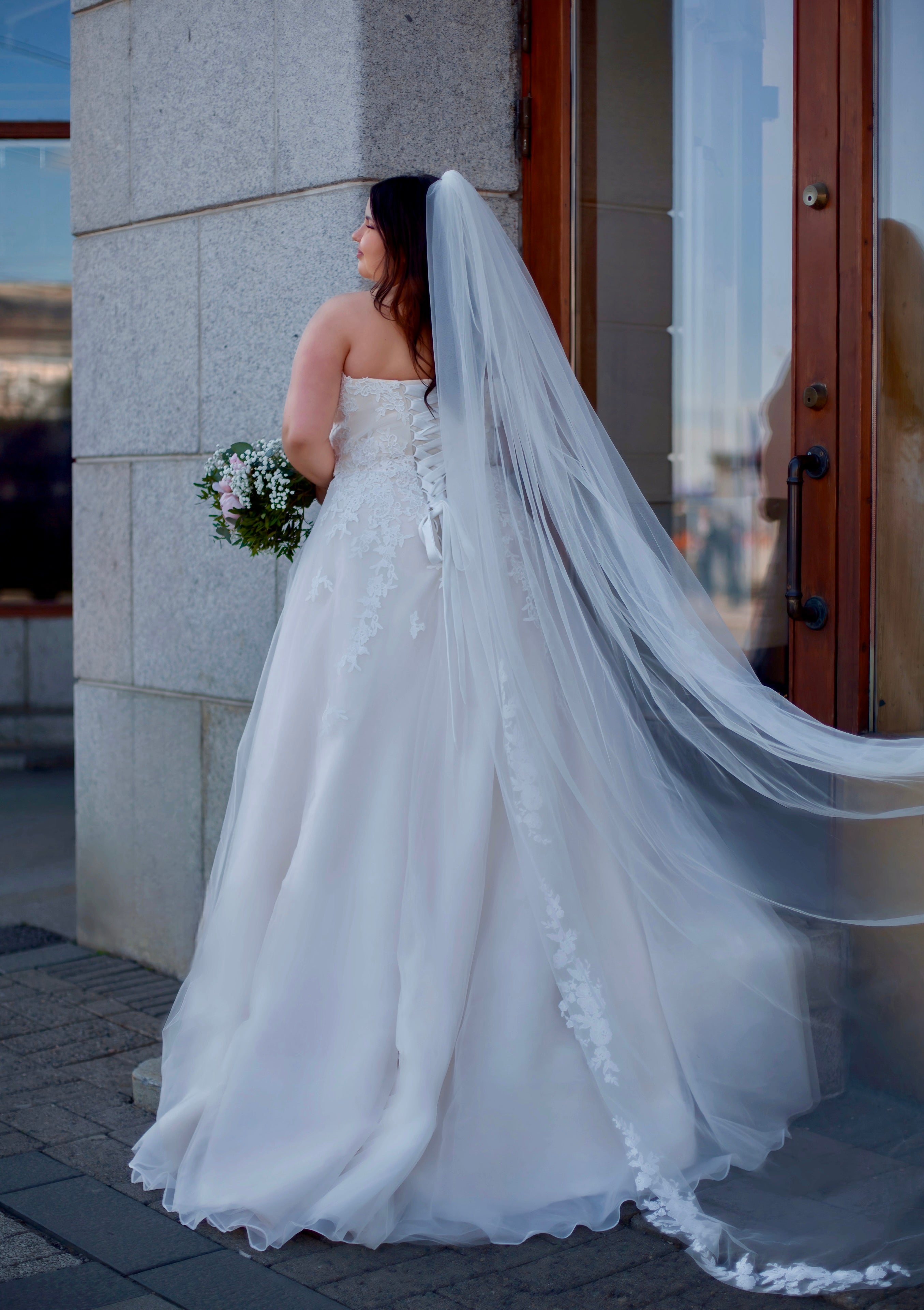 Dazzling-häämekko, A-linjainen helma ja 30 cm tyllilaahus, klassinen ja romanttinen morsiamen valinta, takaa.