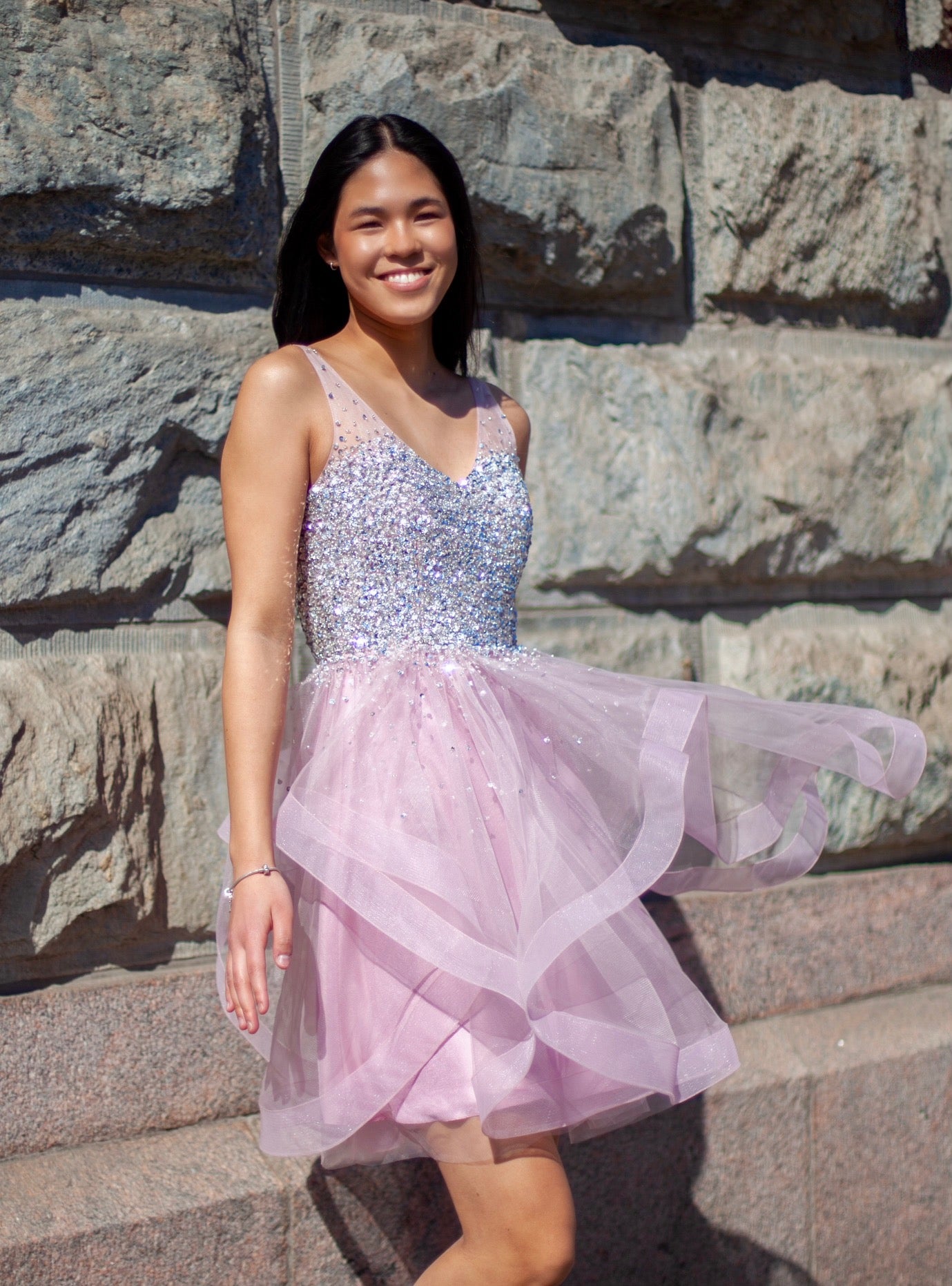 juhlamekko kirjailtulla yläosalla ja röyhelöhelmalla, edestä.