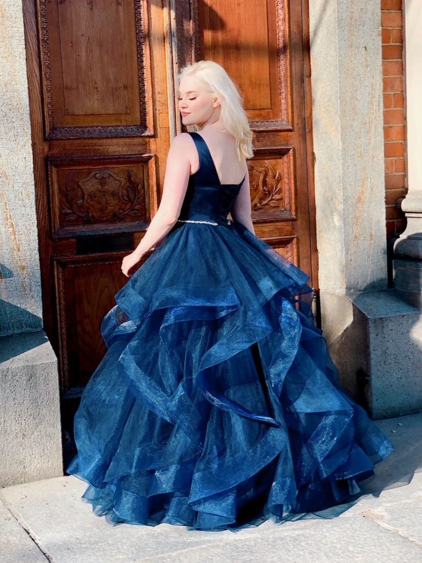 Tummansininen vanhojentanssimekko röyhelöhelmalla, takaa.