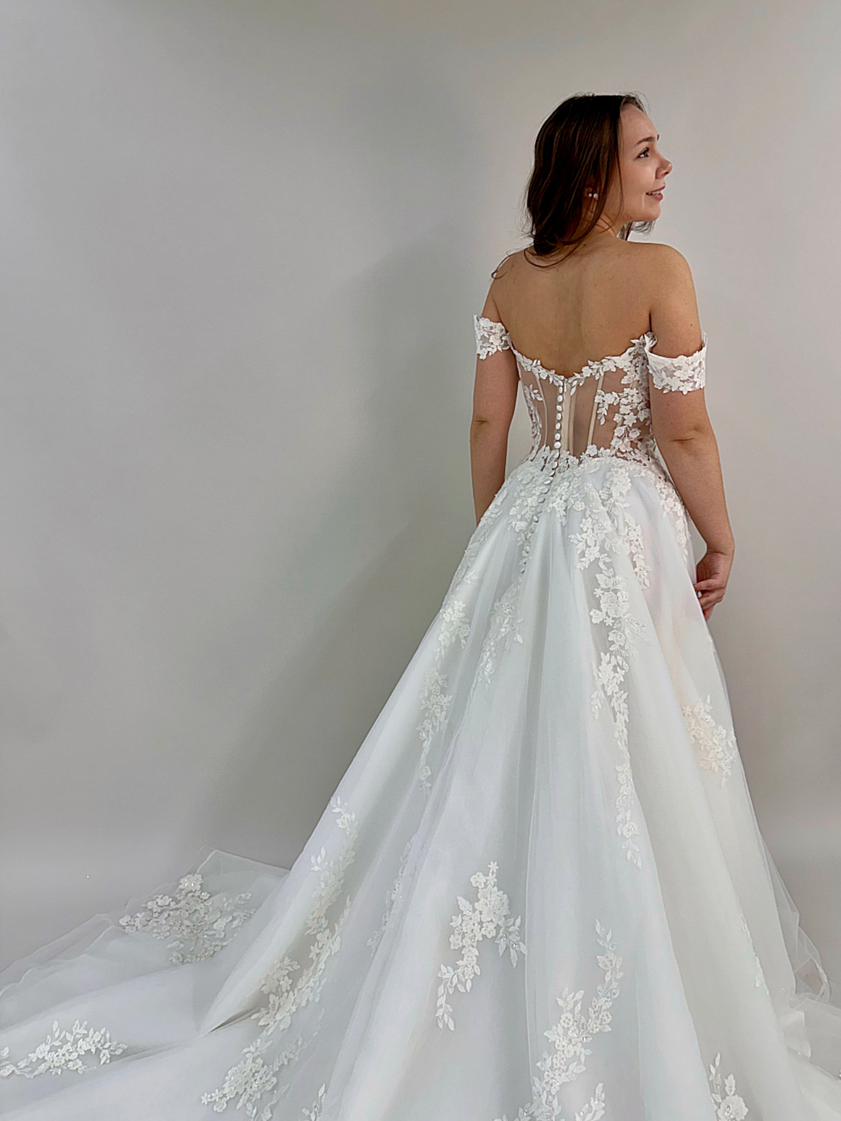 Häämekko pitsiyläosalla ja tyllilaahuksella, romanttinen ja juhlava, elegantti.