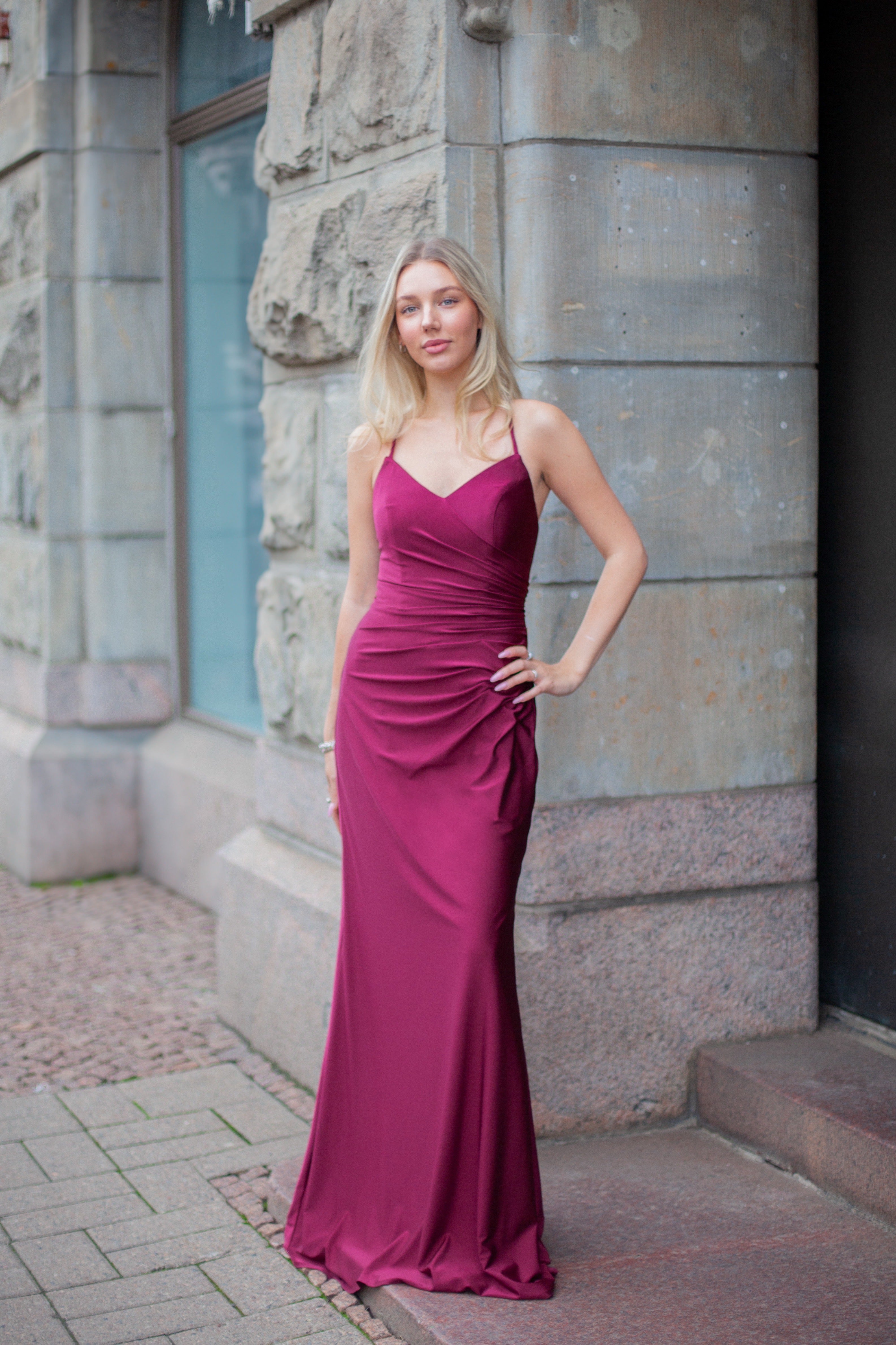 Tummanpunainen elegantti iltapuku vuosijuhliin, edestä.