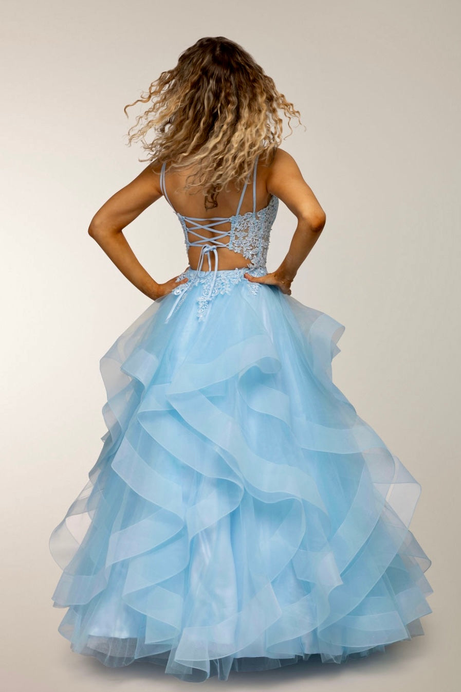 Vaaleansininen vanhojentanssimekko pitsiyläosalla ja röyhelöhelmalla, ilmava ja elegantti, takaa.