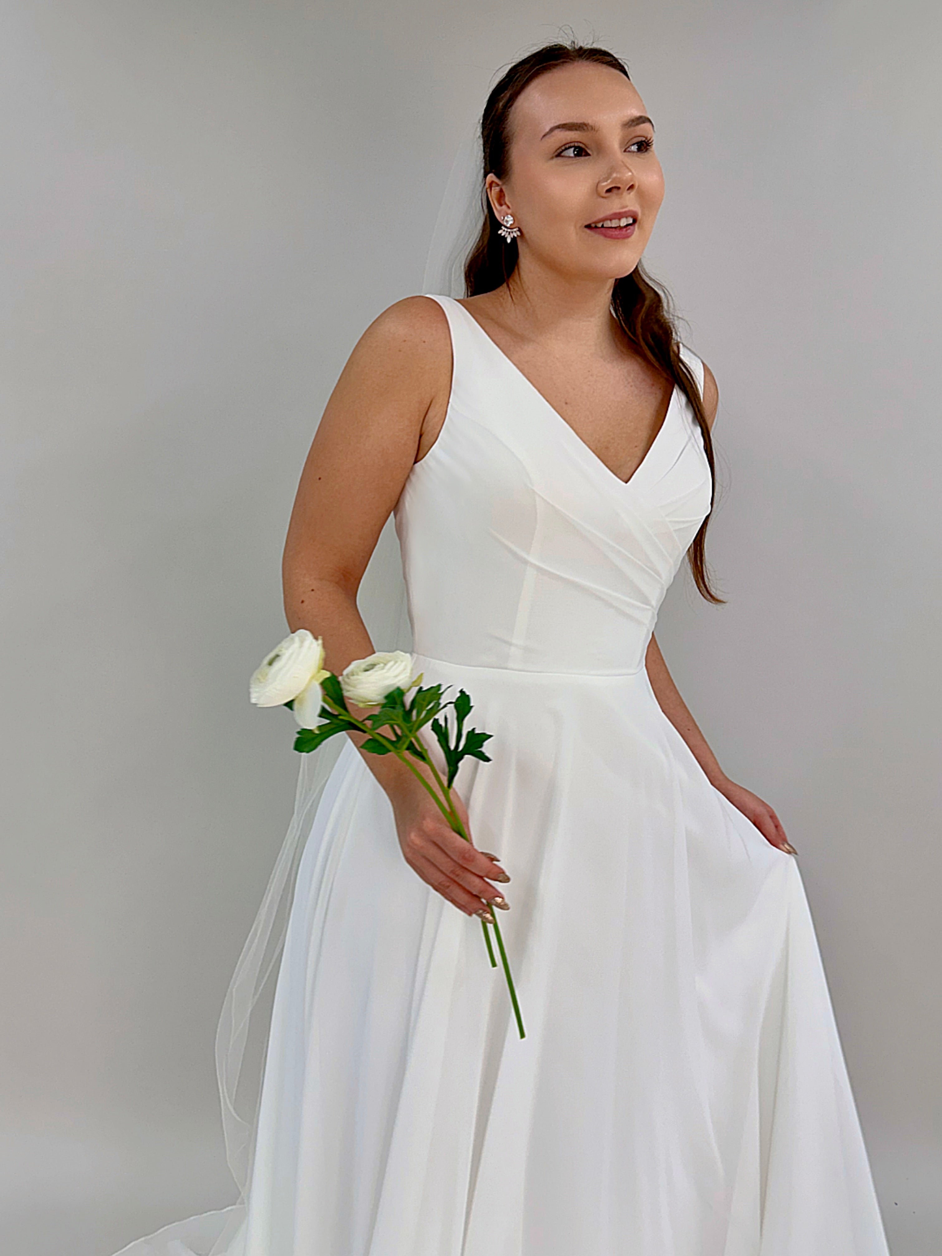 Häämekko pelkistetty malli, chiffon ja pitkä laahus, edestä.