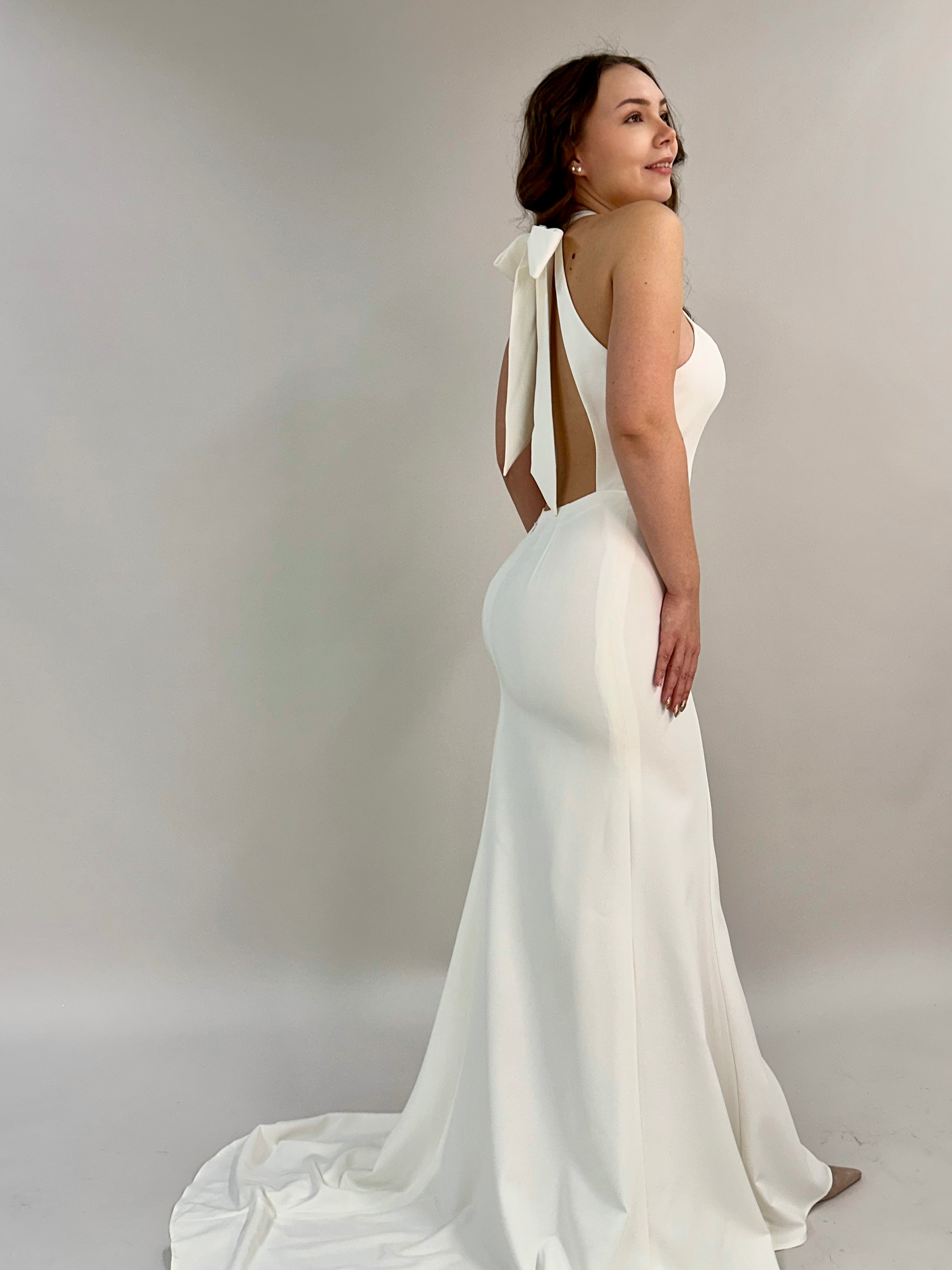 Minimalistinen häämekko laadukkaalla kankaalla ja elegantilla leikkauksella, takaa.