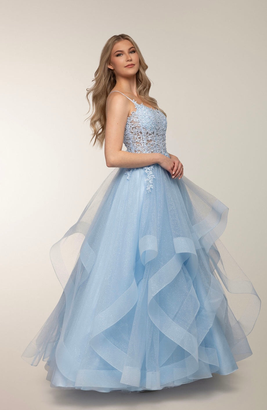 Vaaleansininen vanhojentanssimekko röyhelöhelmalla ja pitsiyläosalla, takaa.