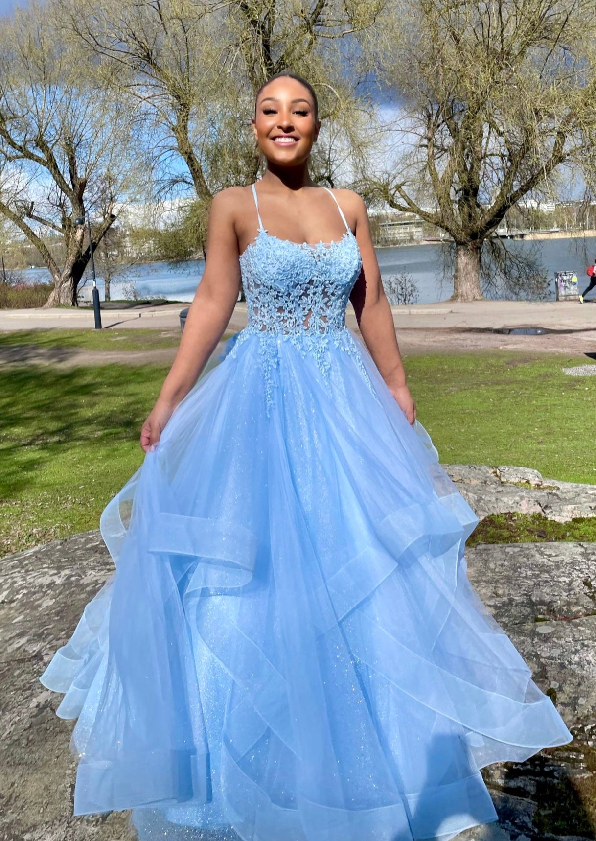 vaaleansininen kimaltava vanhojentanssimekko, edestä.