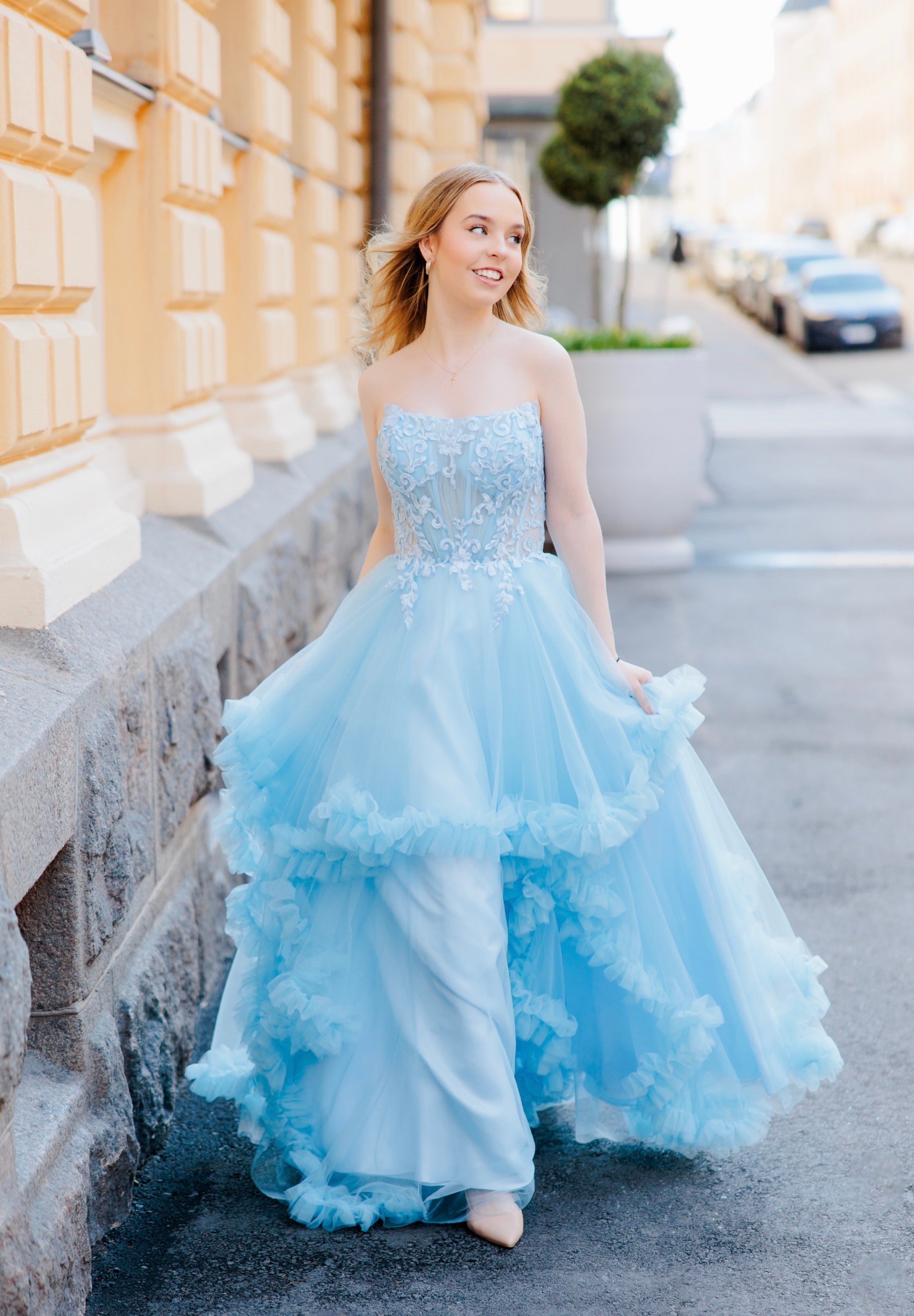 Olkaimeton vaaleansininen röyhelähelmainen vanhojentanssimekko, edestä.