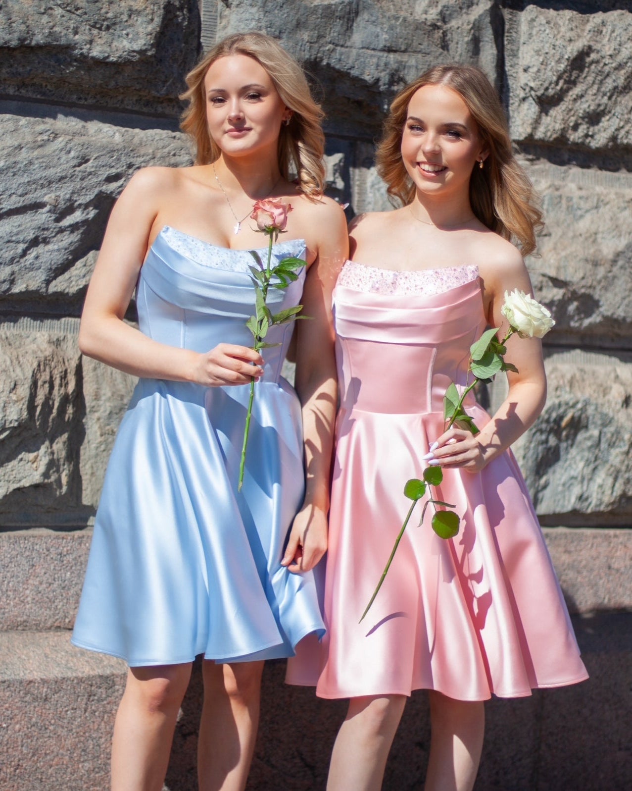 vaaleanpunainen ja vaaleansininen olkaimeton juhlamekko satiinikankaasta, yhteiskuva.