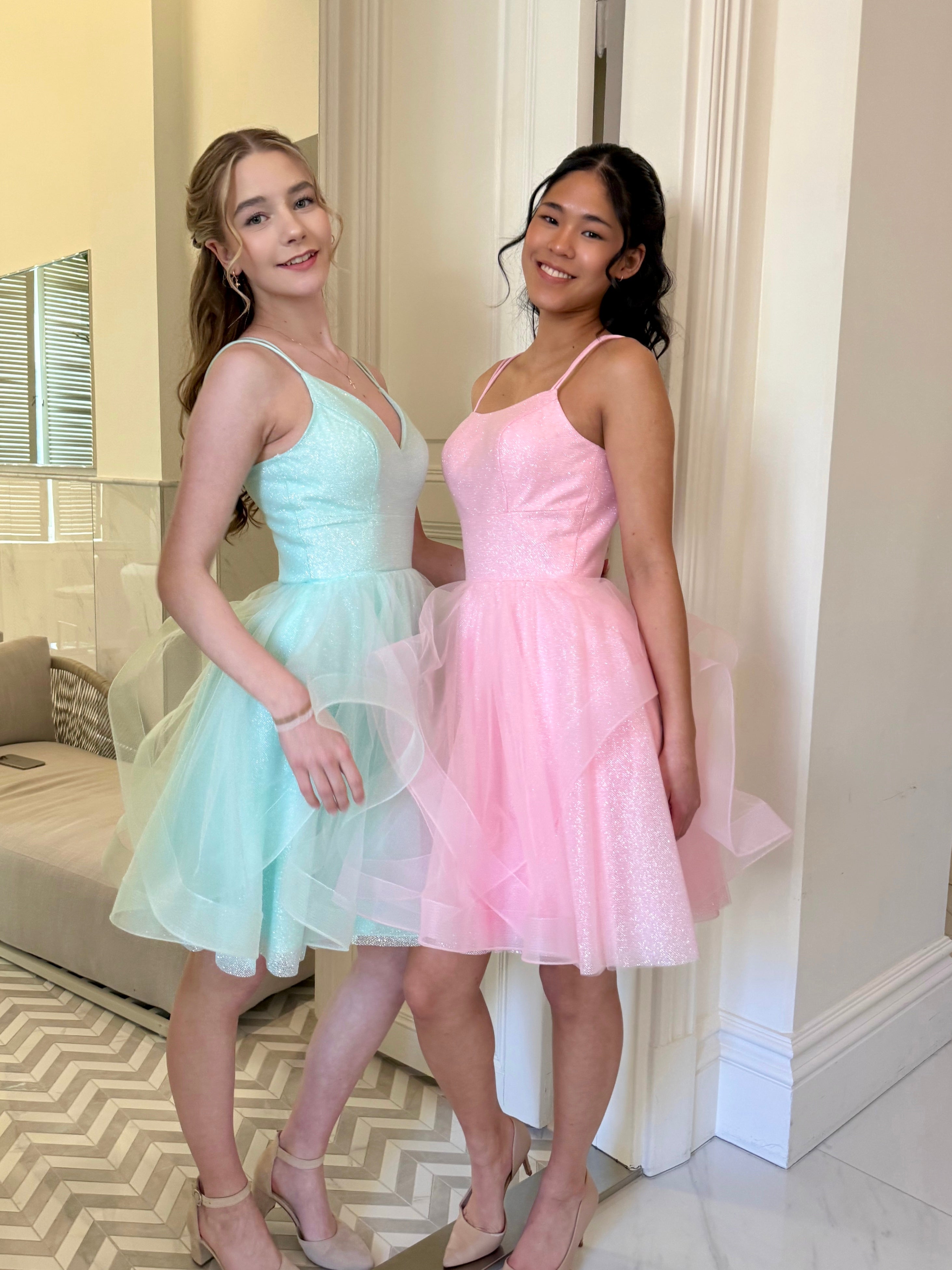 Mintun värinen juhlamekko röyhelöhelmalla ja kimalluksella rippijuhliin, kaksi mekkoa.