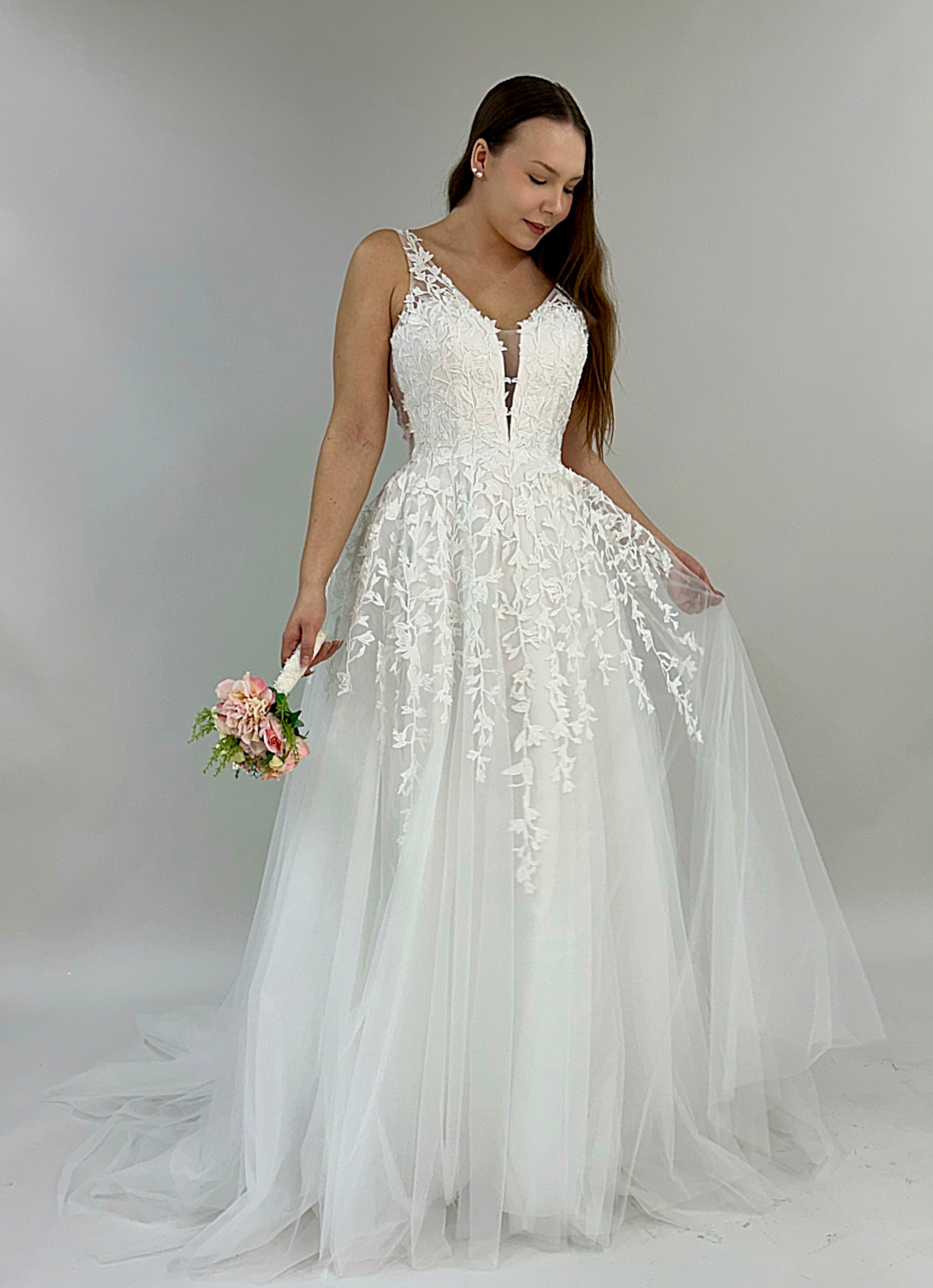 A-linjainen häämekko tyllistä, pitsiyläosalla, edestä.