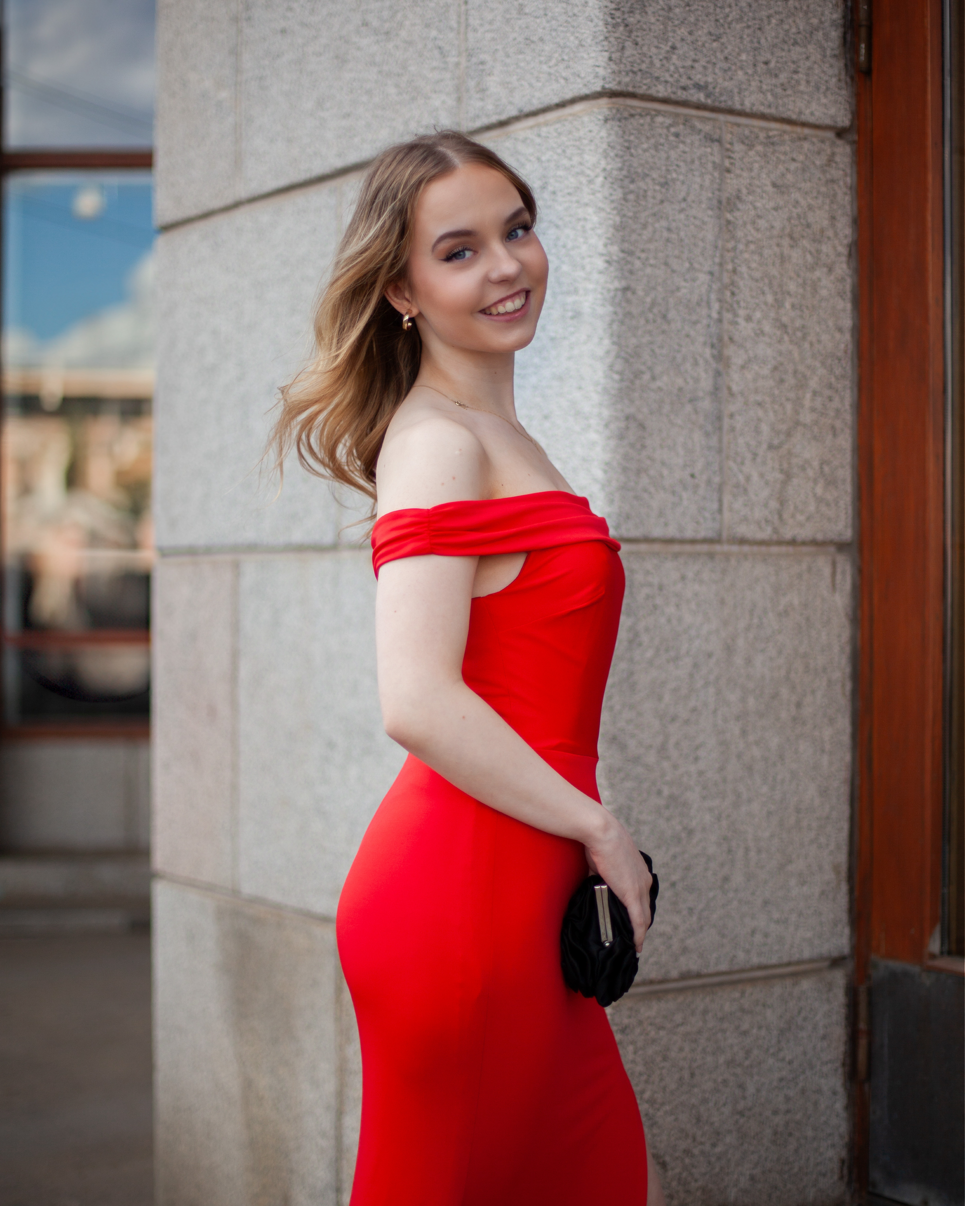 Punainen off shoulder -iltapuku.