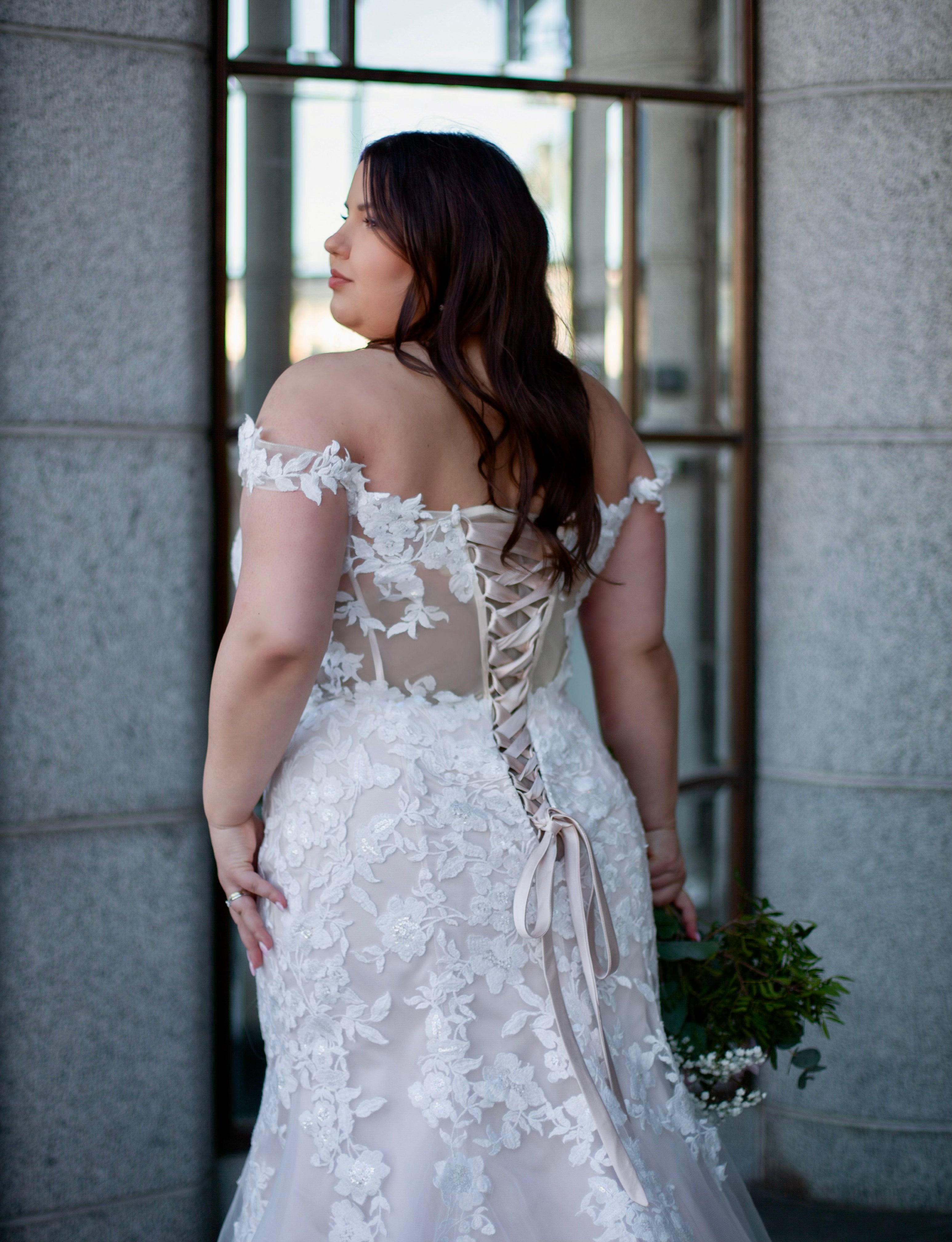 Elegantti häämekko ivory/nude, kaunis leikkaus ja sulava helma, klassinen ja ajaton morsiamen valinta.