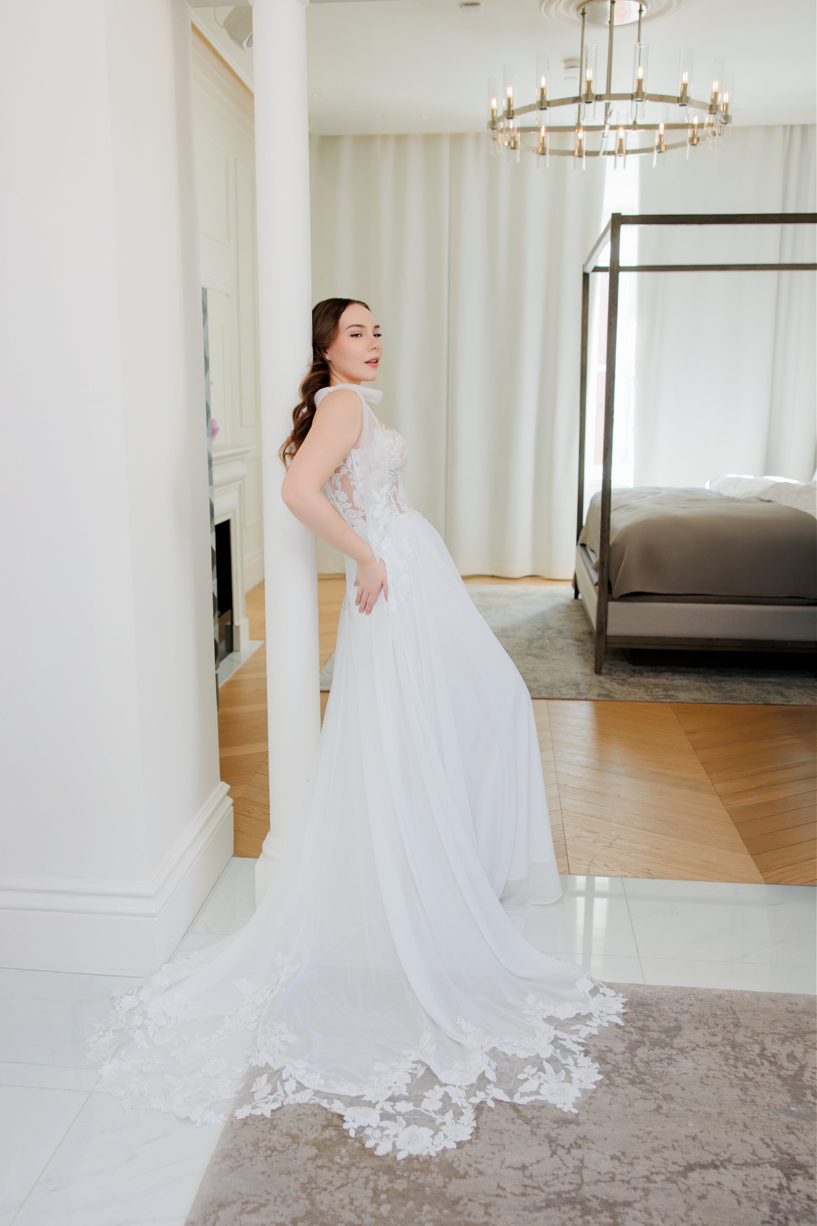 Häämekko sifongista, korsettiyläosa pitsiyksityiskohdilla, sivusta.