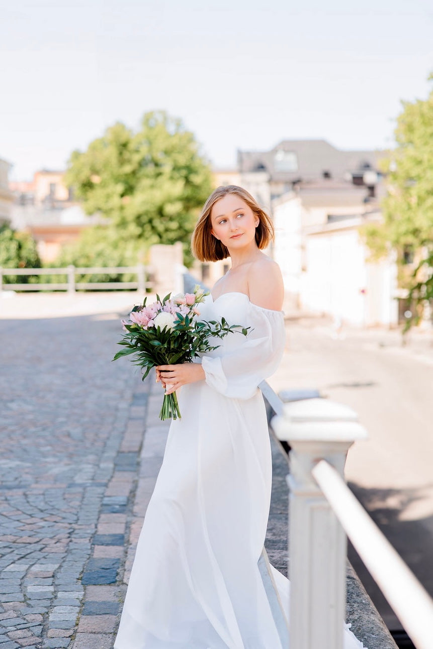 Dazzling-häämekko sifonkia, off-shoulder-yläosa ja pitkät hiha, elegantti.