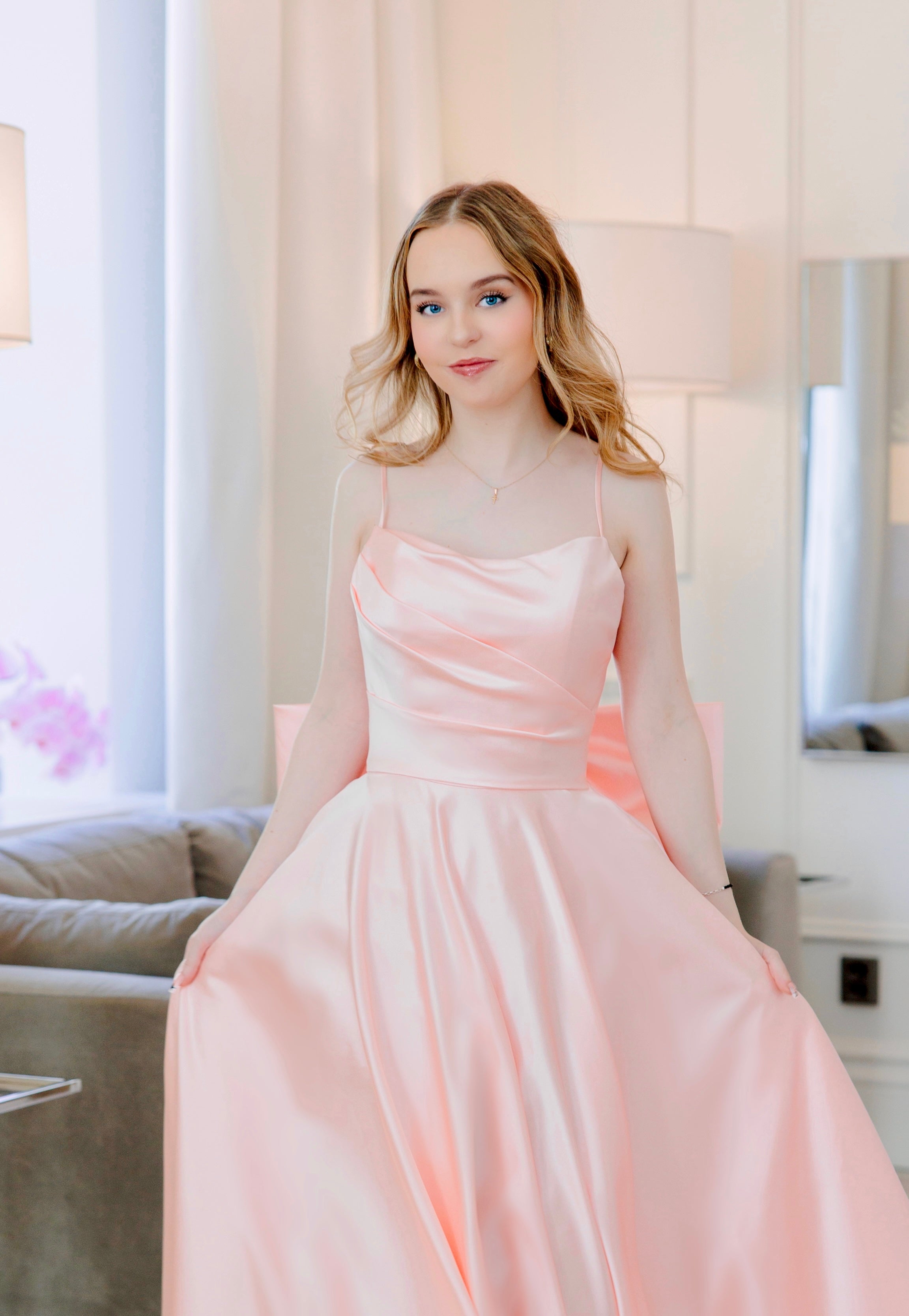 Vaaleanpunainen vanhojentanssimekko isolla rusetilla, edestä.