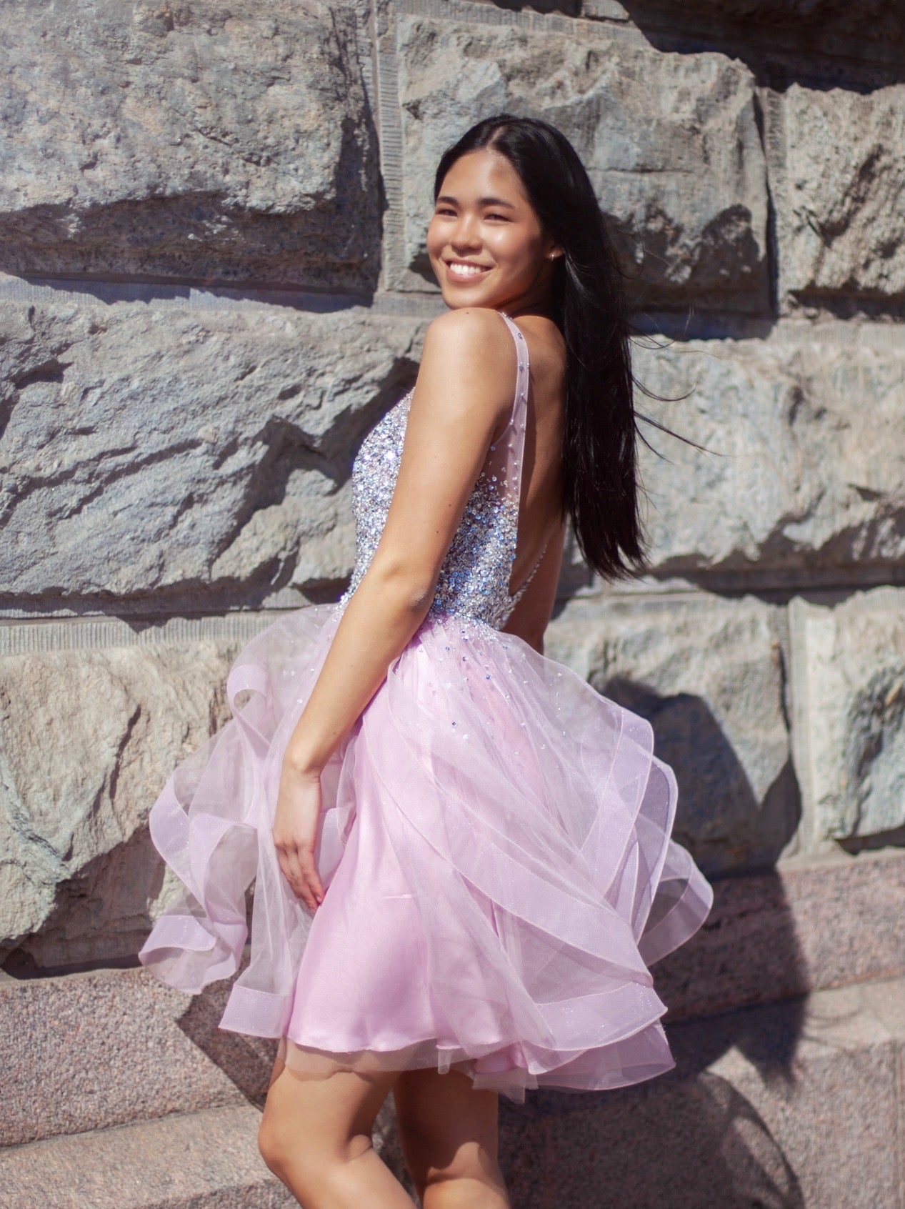 juhlamekko kirjailtulla yläosalla ja röyhelöhelmalla.