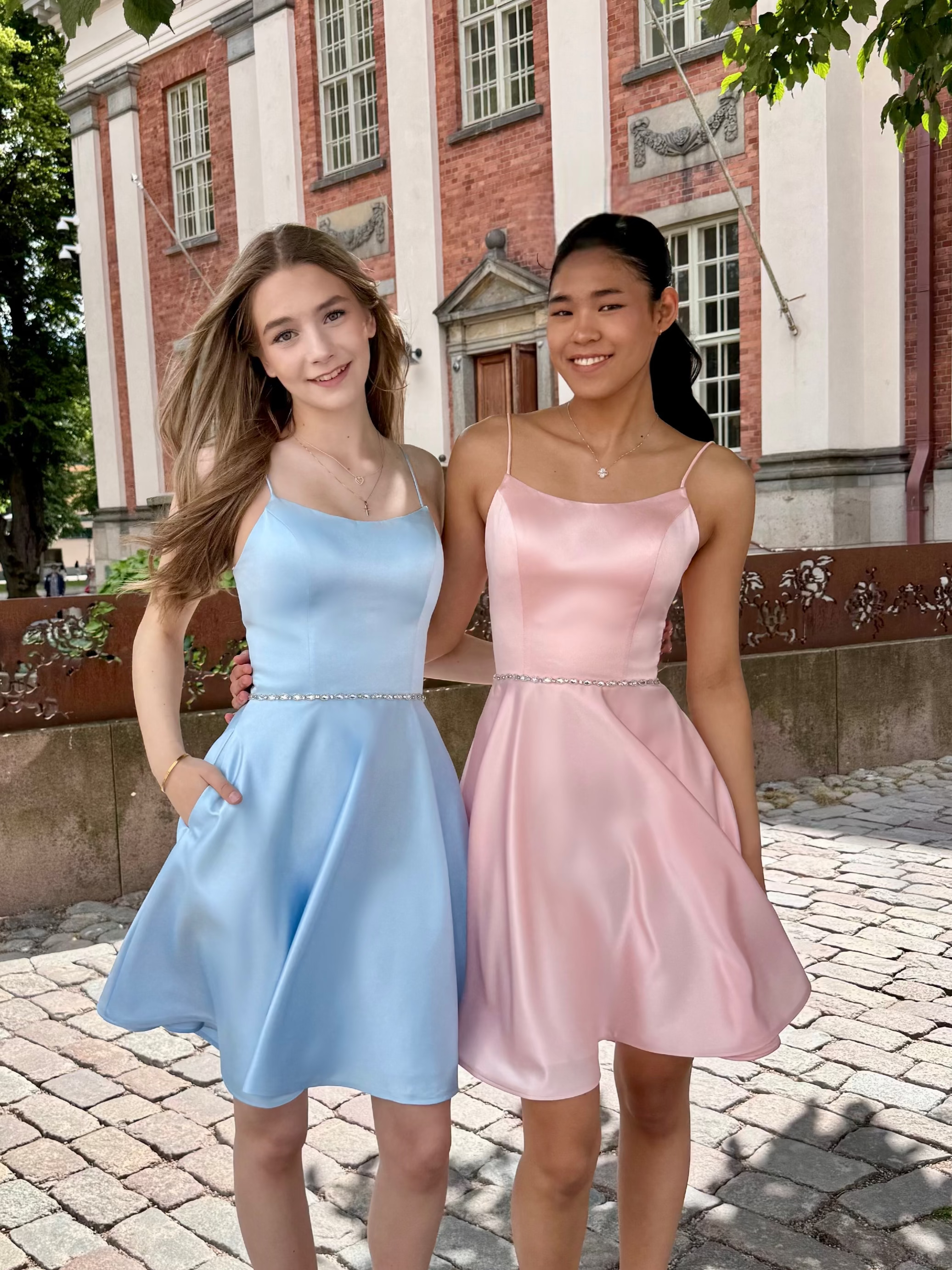 vaaleanpunainen satiinijuhlamekko nyörityksellä. yhteiskuva.