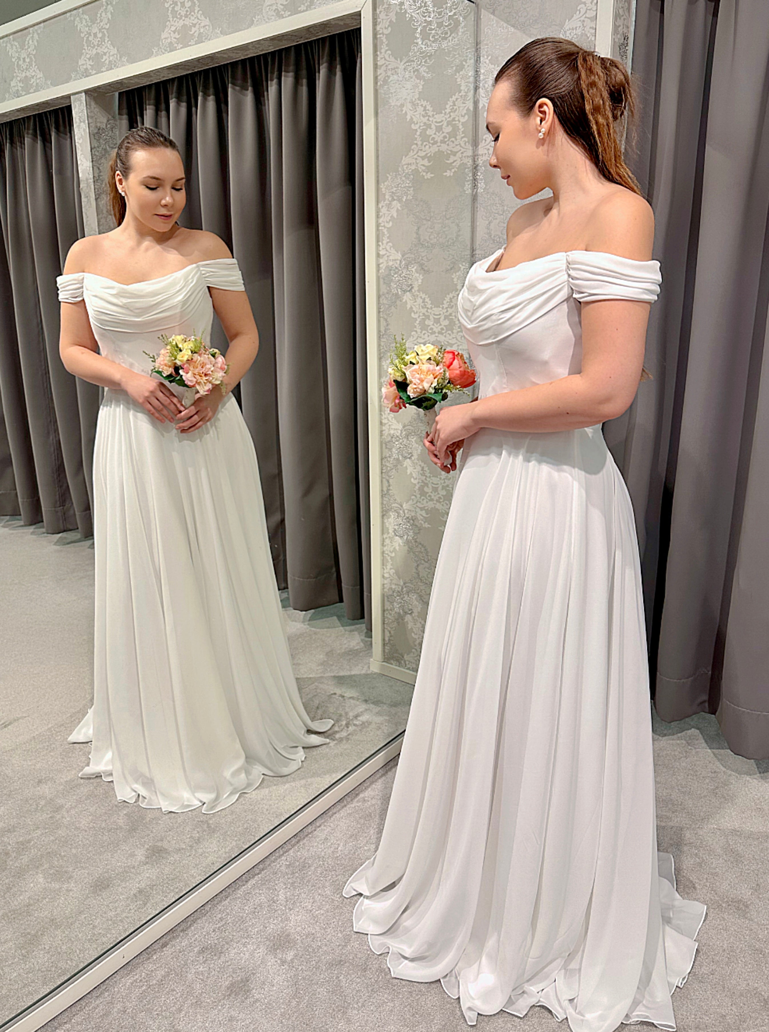 Klassinen häämekko laskostetulla yläosalla,elegantti ja romanttinen siluetti.