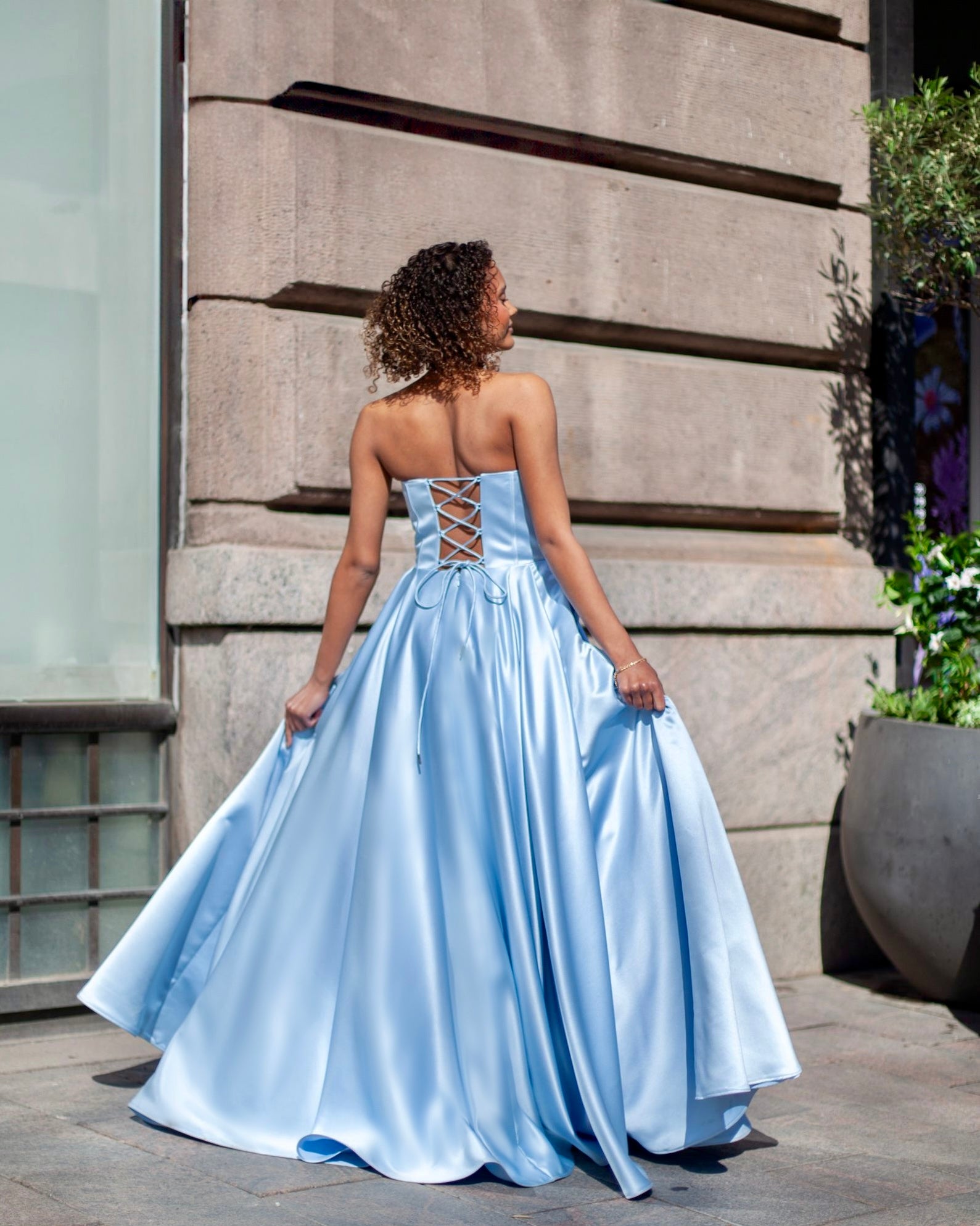 olkaimeton sininen satiinivanhojentanssimekko, takaa.