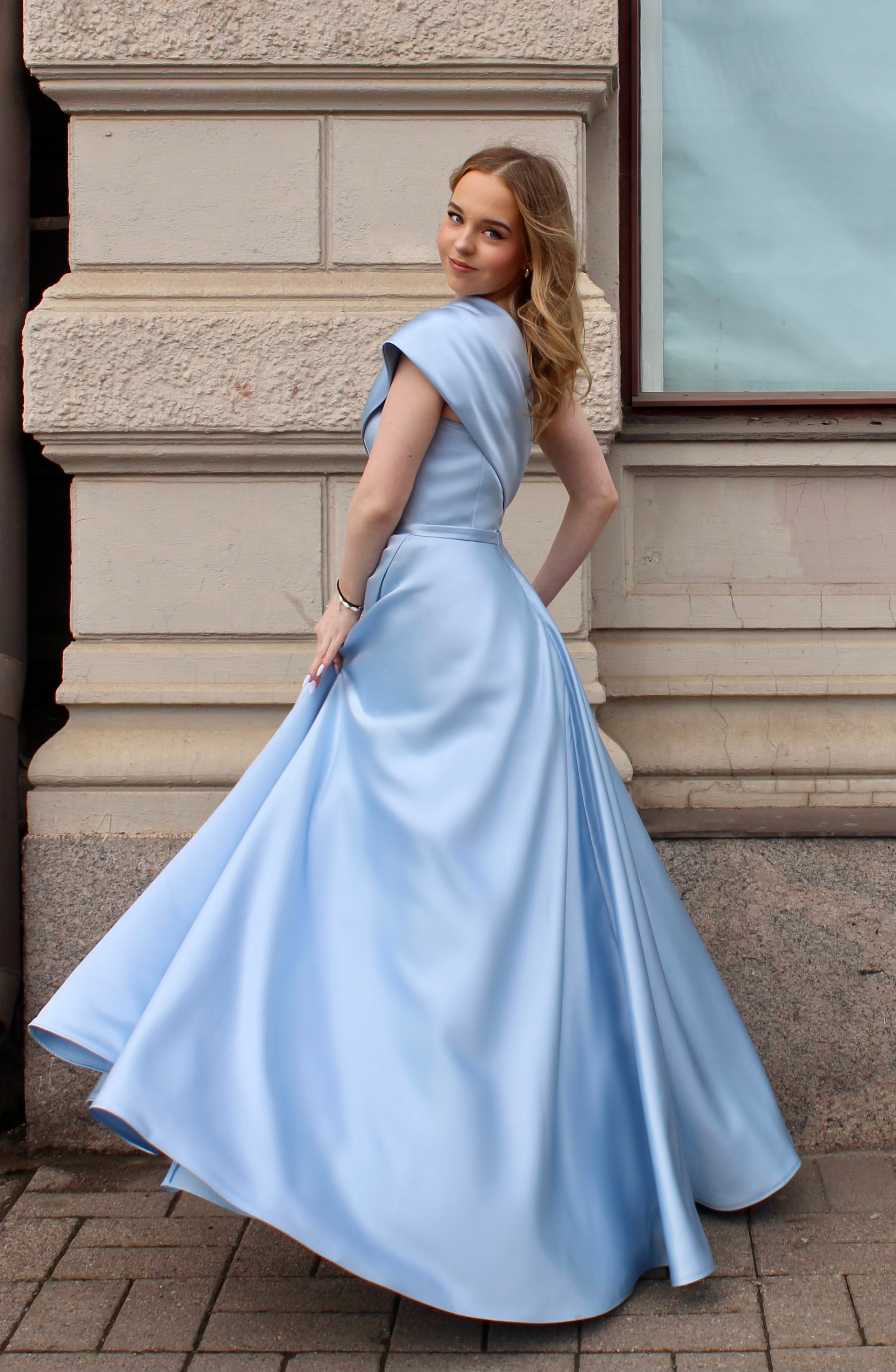 Vaaleansininen yksolkaiminen vanhojentanssimekko satiinista, sivusta.