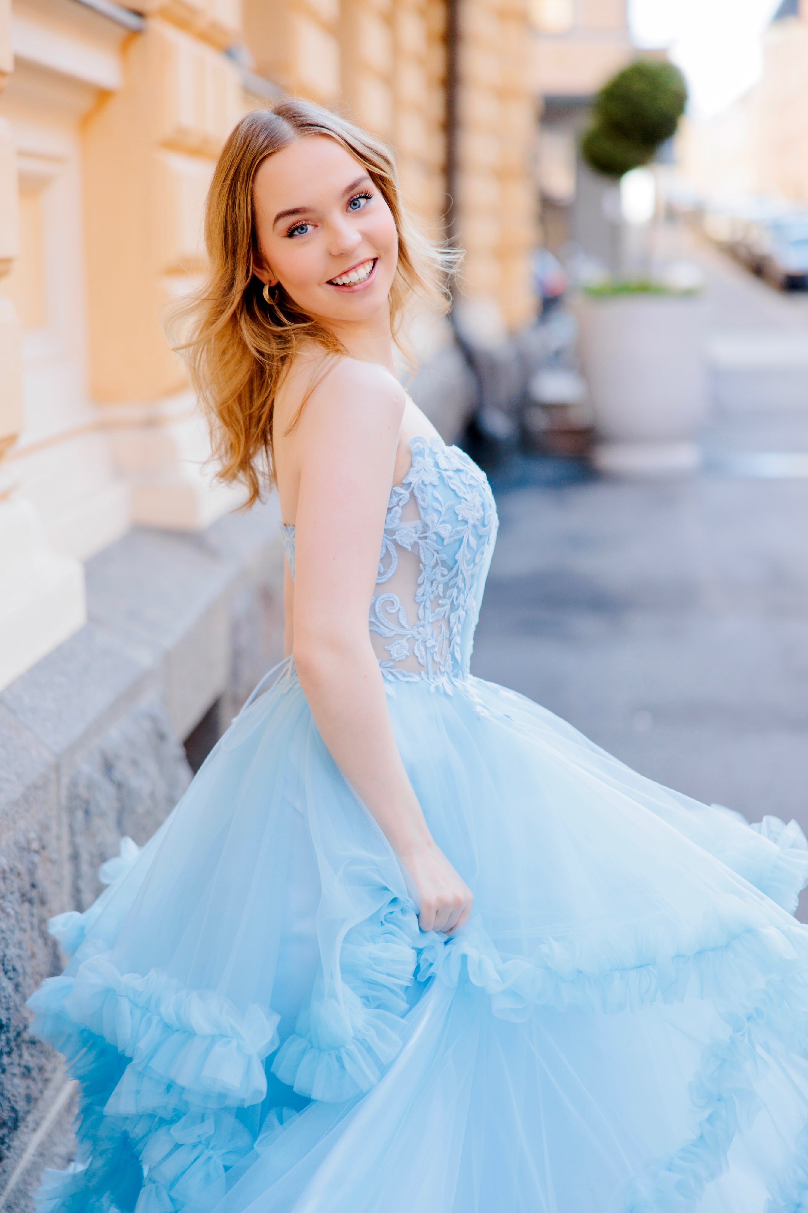 Olkaimeton vaaleansininen röyhelähelmainen vanhojentanssimekko, sivukuva läheltä,